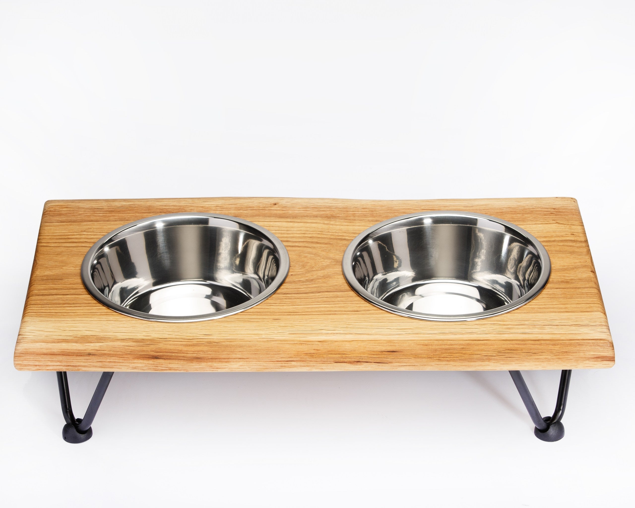 Futterstation aus Eichenholz Double mit Baumkante in Handarbeit