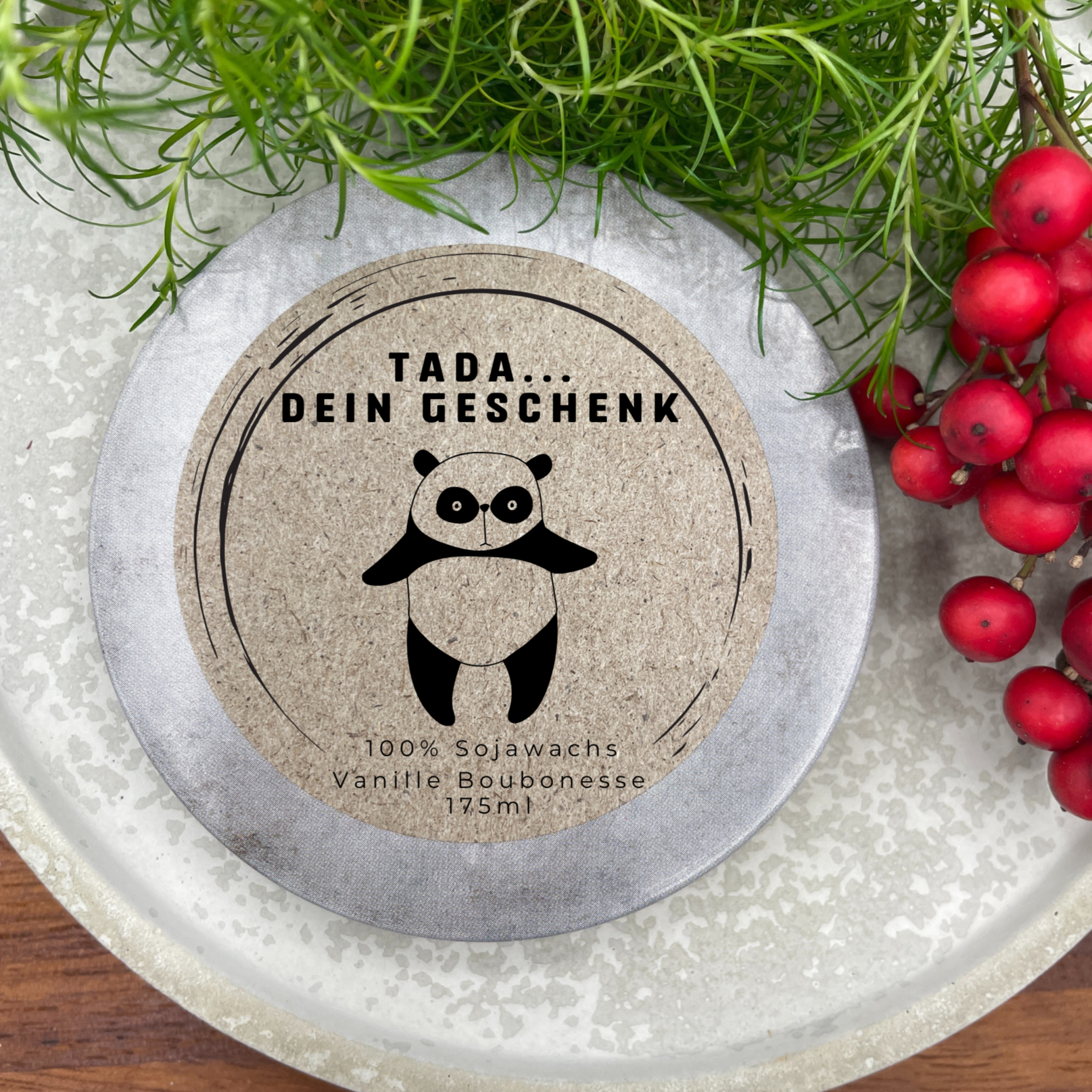 Tada dein Geschenk - LUSTIGER Panda personalisierbare PREMIUM Duftkerze mit verschiedenen Dekoren - handgemacht aus dem Südschwarzwald