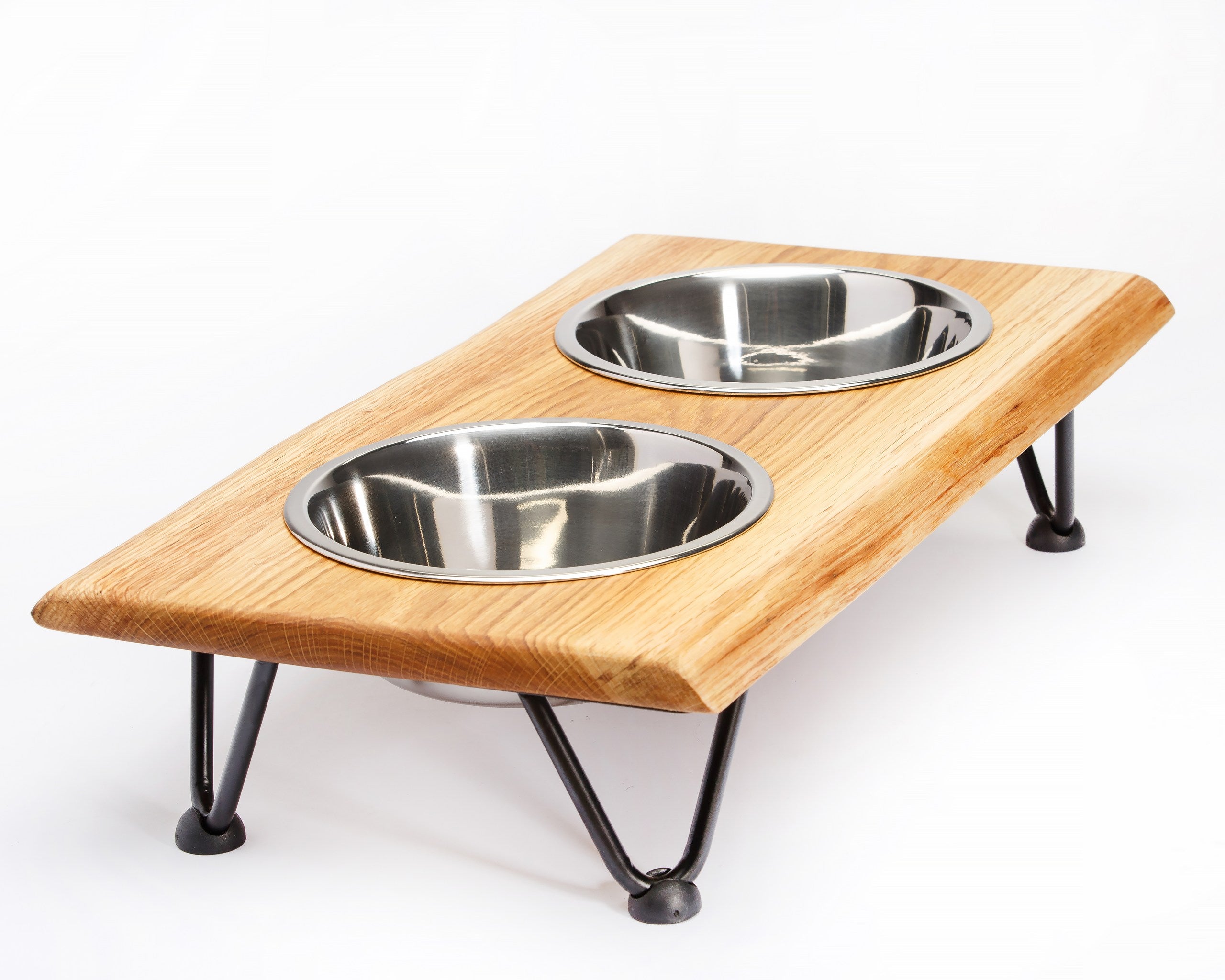 Futterstation aus Eichenholz Double mit Baumkante in Handarbeit