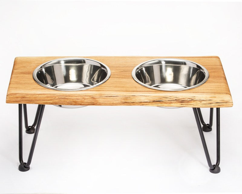 Futterstation aus Eichenholz Double mit Baumkante in Handarbeit