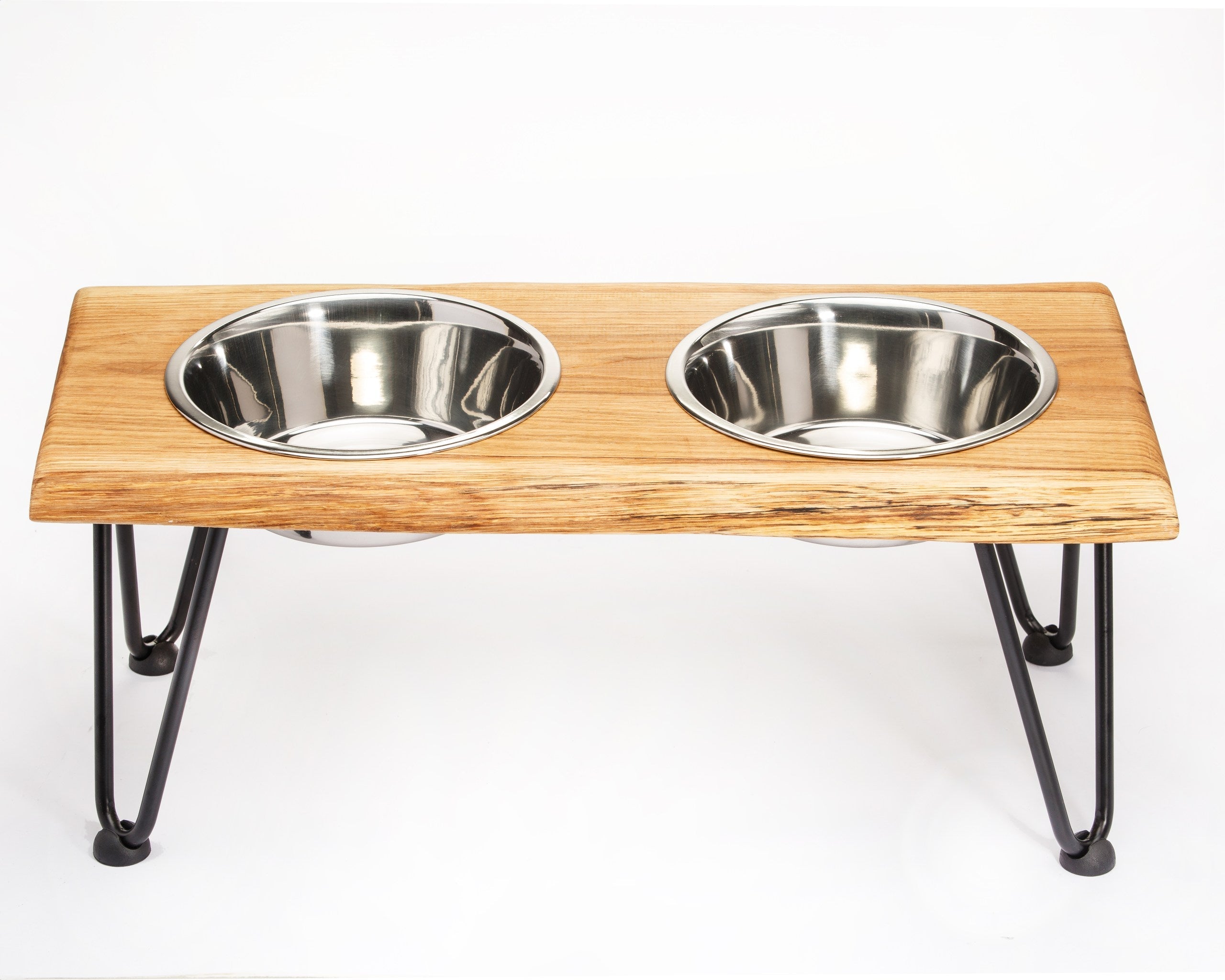 Futterstation aus Eichenholz Double mit Baumkante in Handarbeit