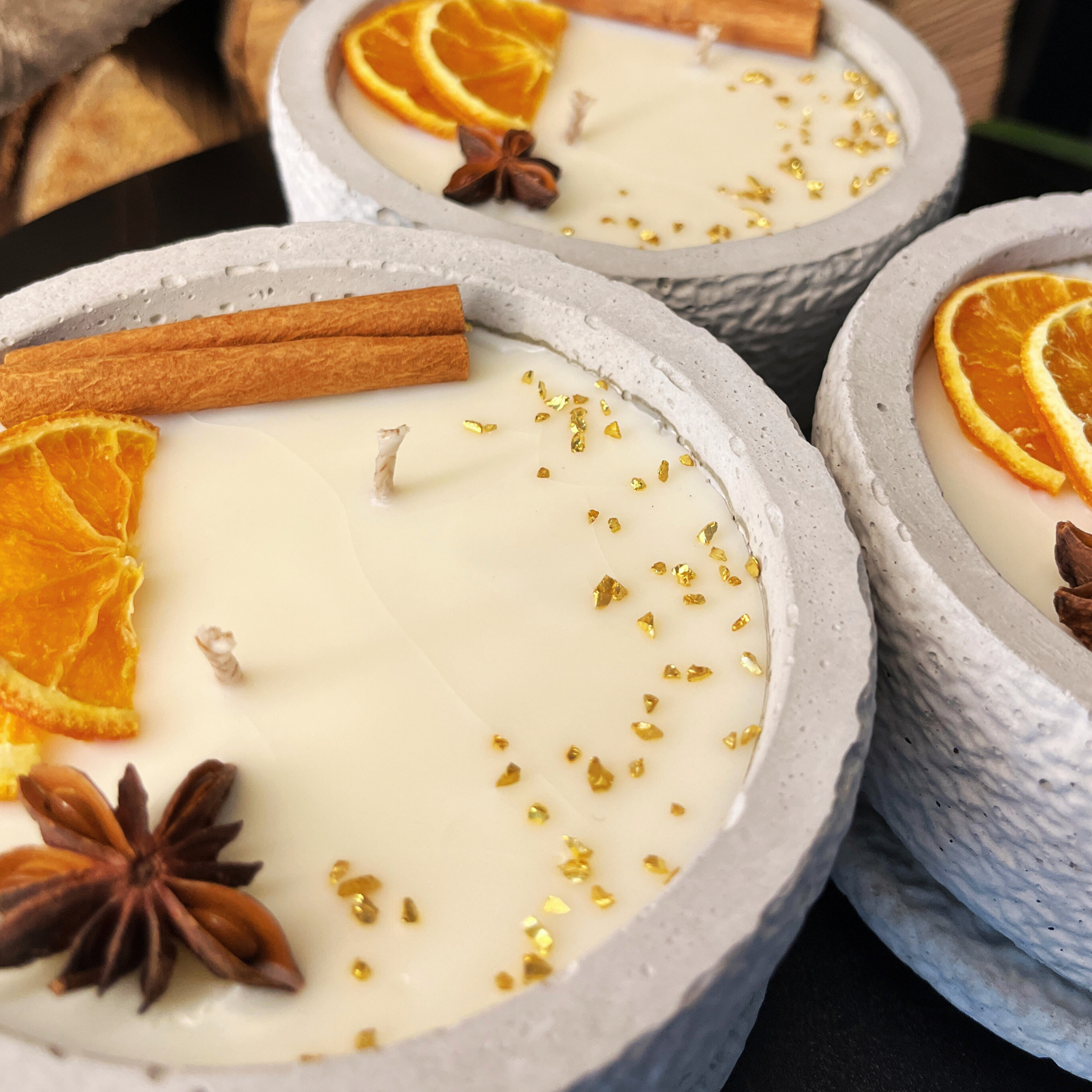 Betonkerzen-Set 4x Betongrau "Grey Cinnamon" - Aromaduftkerze - Stilvolle Sojawachskerze für Ihr Zuhause. Aromatherapie Kerze mit Blütenverzierung und HOCHWERTIGEM Baumwolldocht aus dem Südschwarzwald