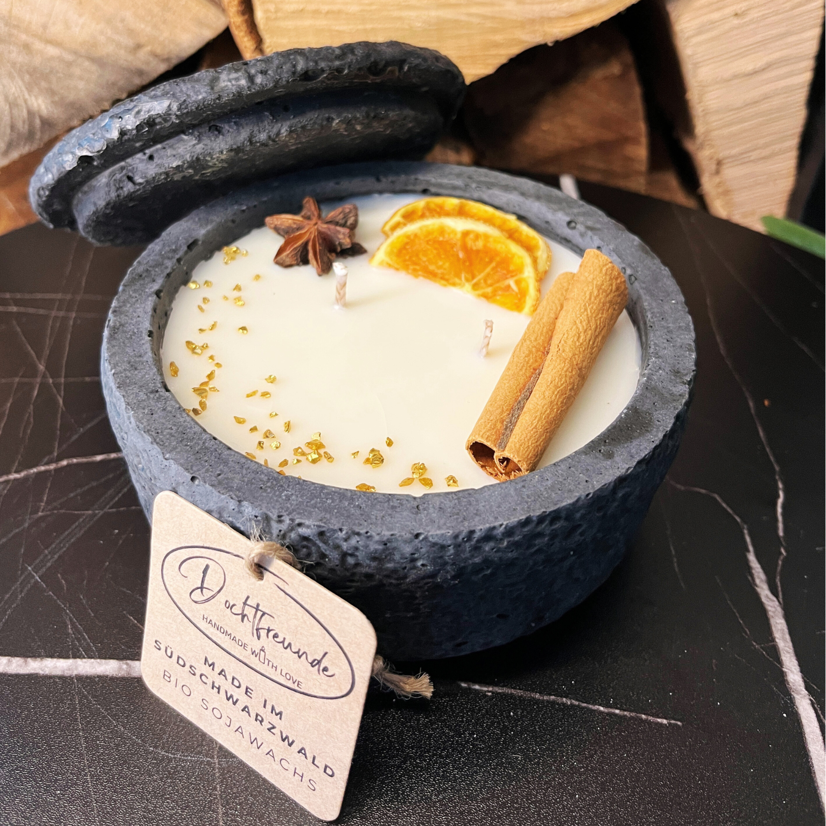 Betonkerze "Black Cinnamon" Stilvolle Sojawachskerze für Ihr Zuhause. Aromatherapie Kerze mit Blütenverzierung und HOCHWERTIGEM Baumwolldocht aus dem Südschwarzwald