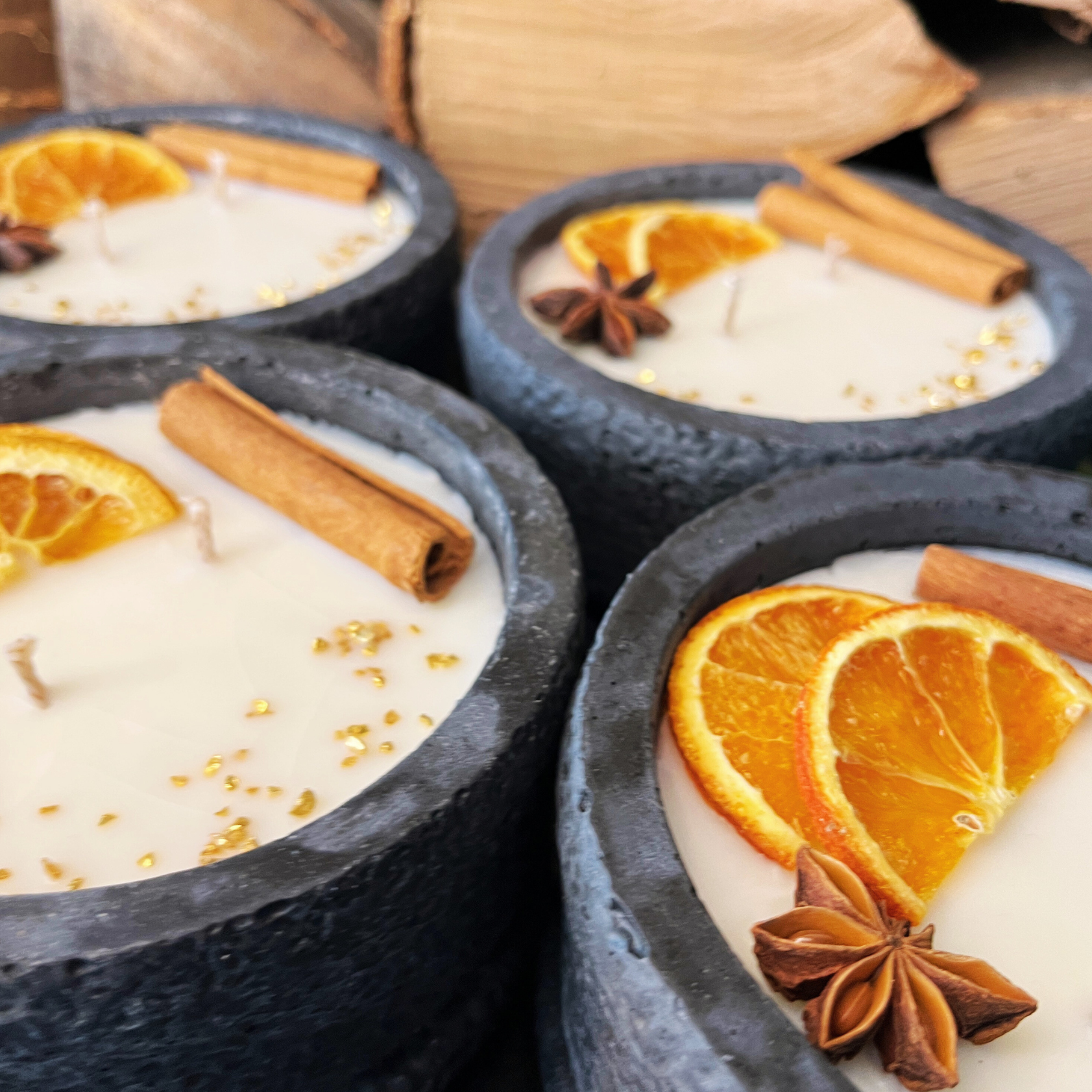 Betonkerze "Black Cinnamon" Stilvolle Sojawachskerze für Ihr Zuhause. Aromatherapie Kerze mit Blütenverzierung und HOCHWERTIGEM Baumwolldocht aus dem Südschwarzwald