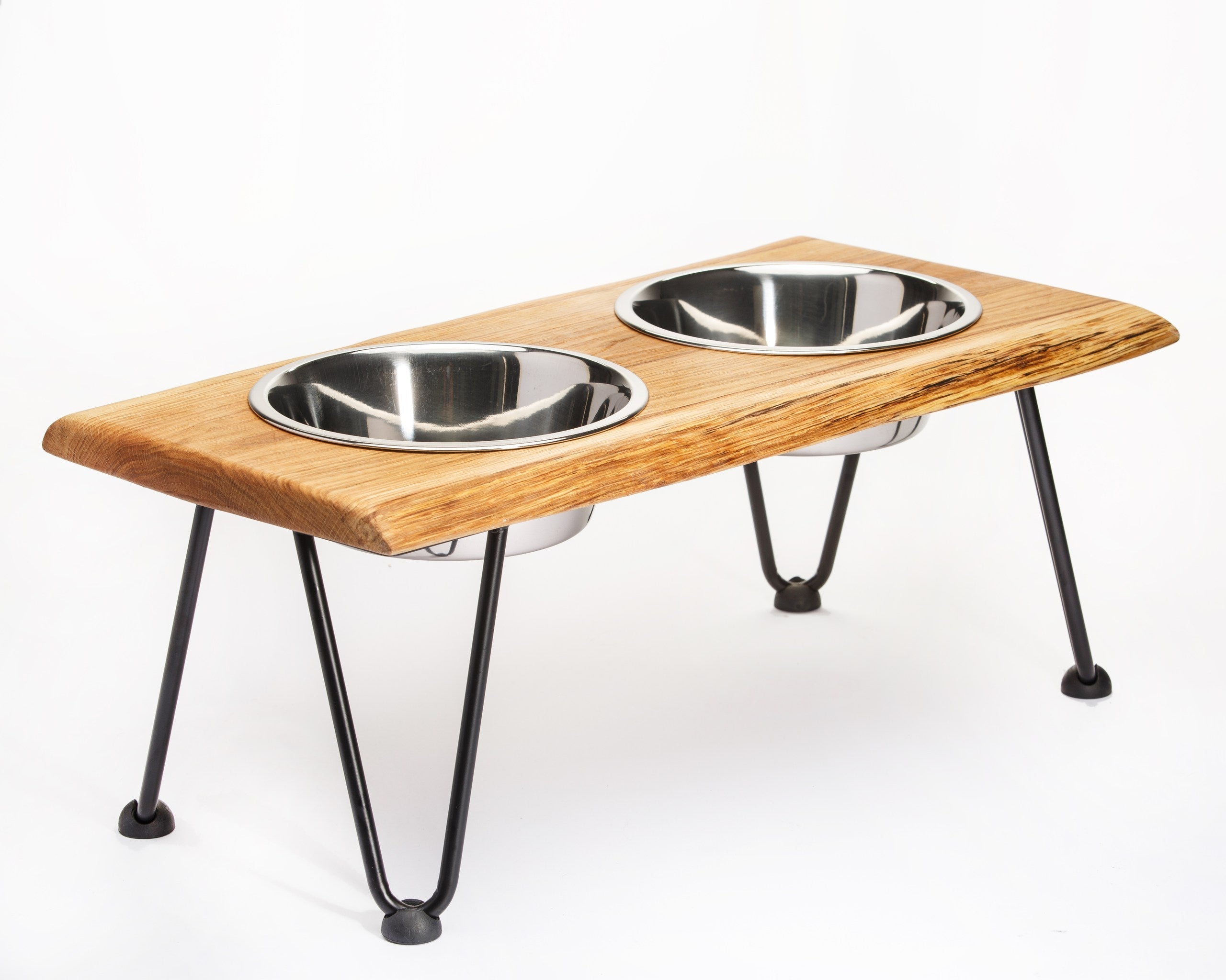 Futterstation aus Eichenholz Double mit Baumkante in Handarbeit