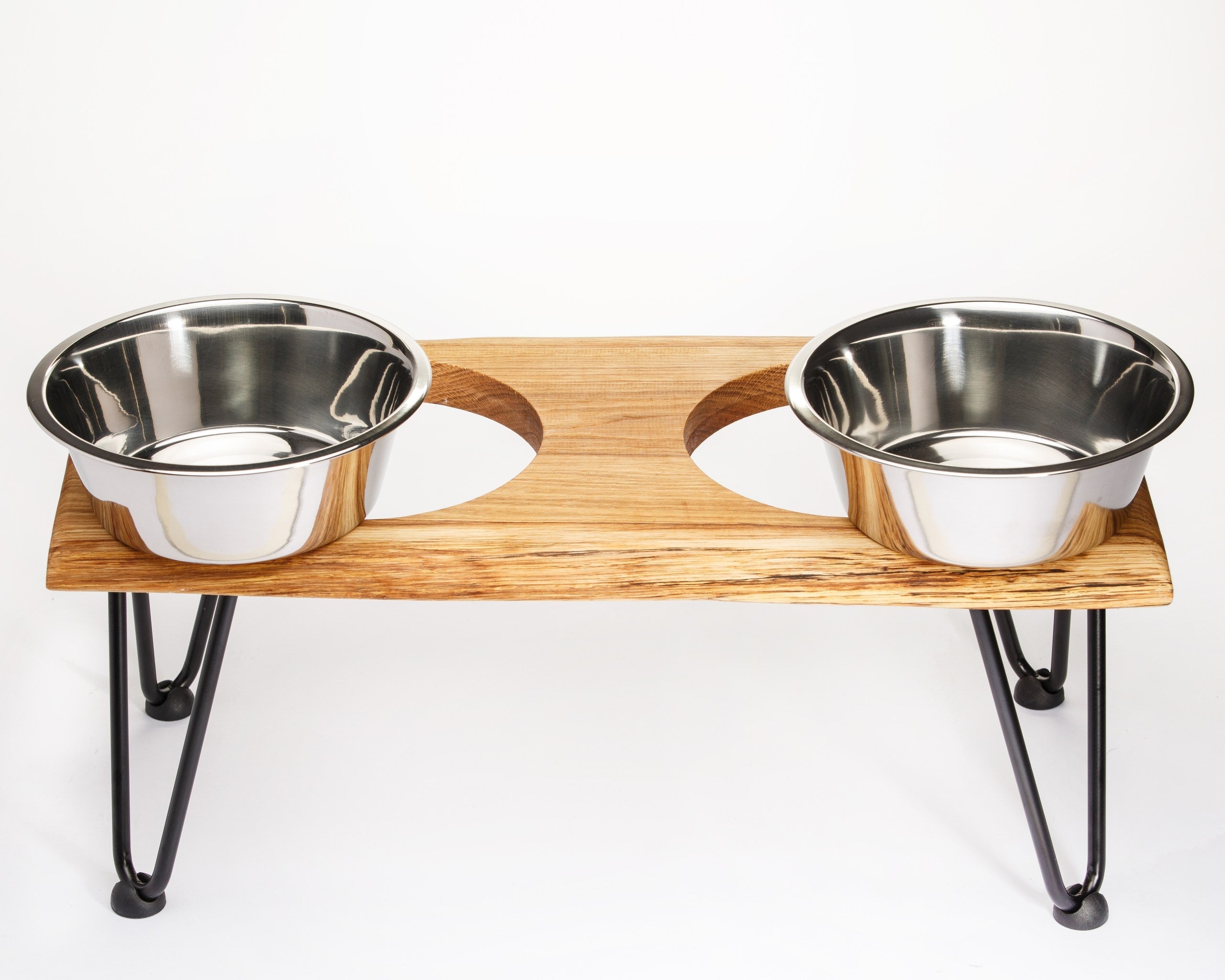 Futterstation aus Eichenholz Double mit Baumkante in Handarbeit