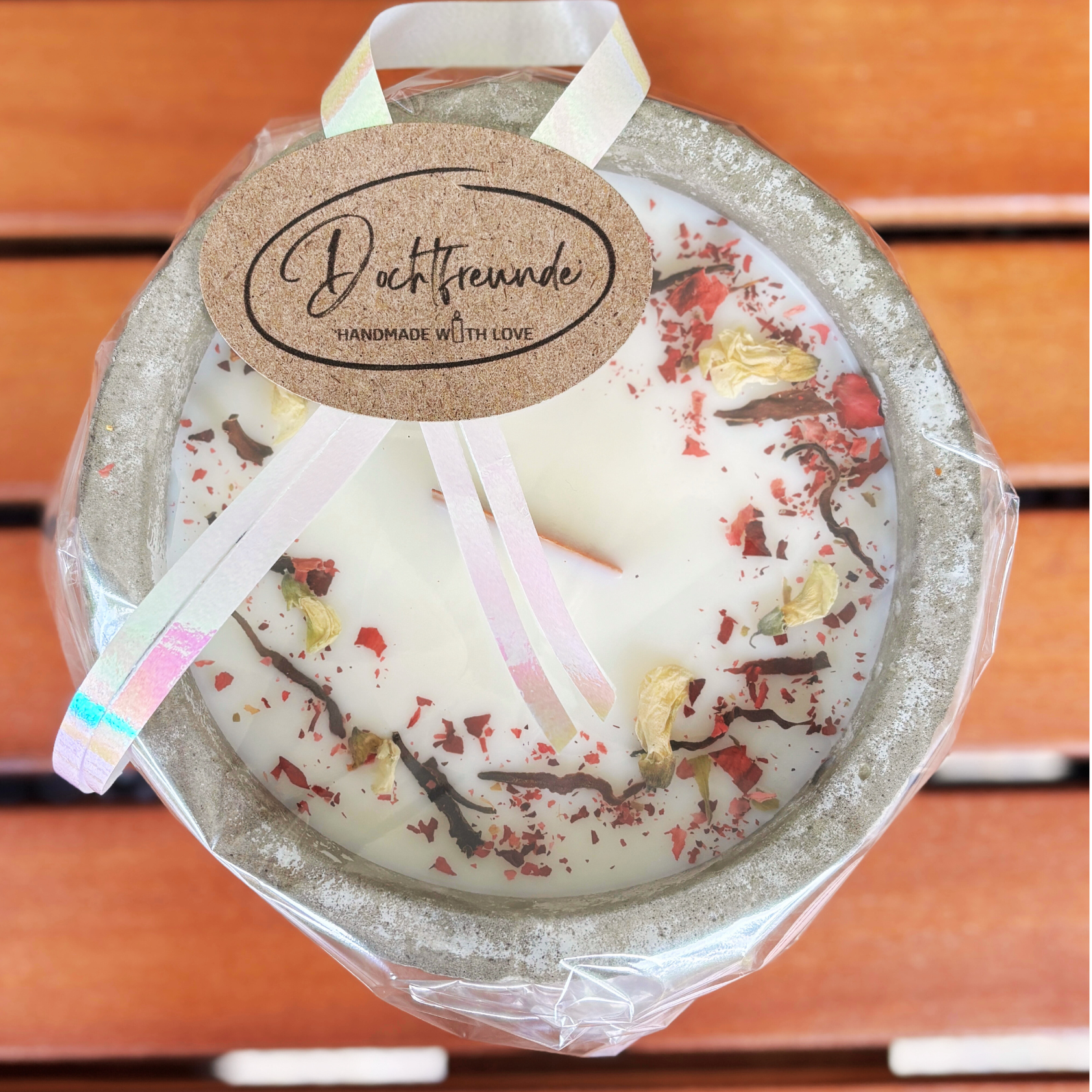 Betonkerze "Grey Cinnamon" Stilvolle Sojawachskerze für Ihr Zuhause. Aromatherapie Kerze mit Blütenverzierung und HOCHWERTIGEM Baumwolldocht aus dem Südschwarzwald