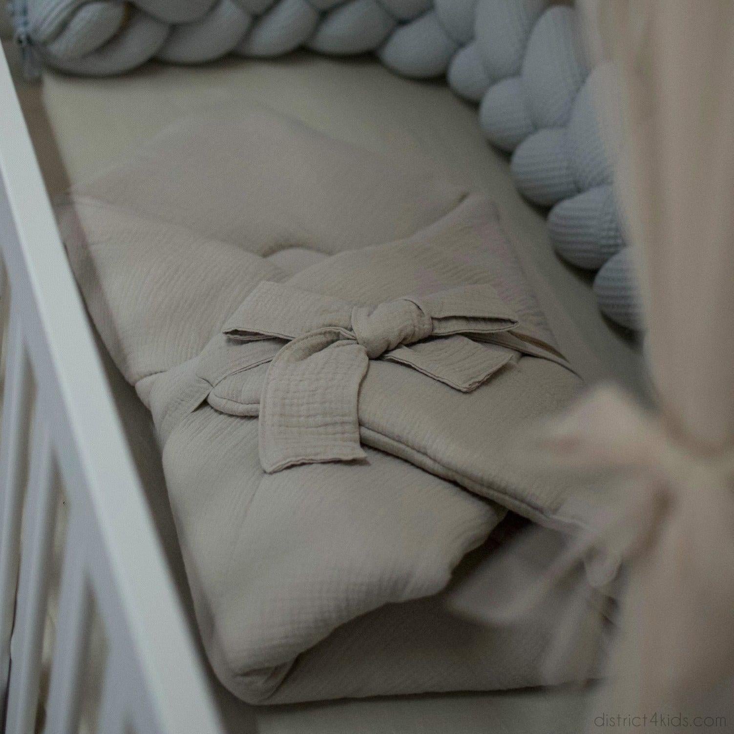 Babyhörnchen Musselin mit Schleife – Kuschelige Puckdecke & Einschlagdecke