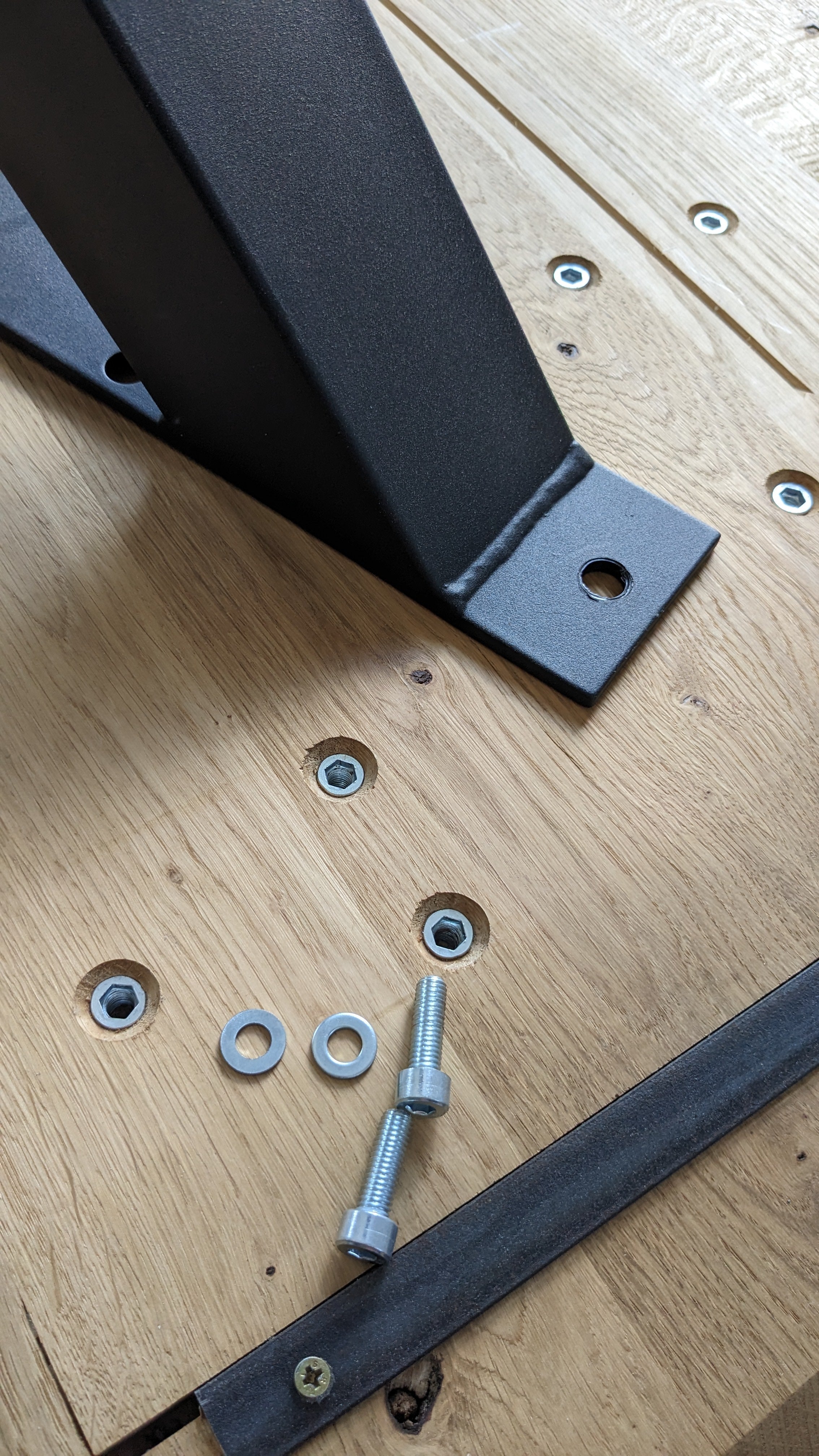 Esstisch Anton mit Schweizer Kante Spider Gestell Eiche wildeiche massiv