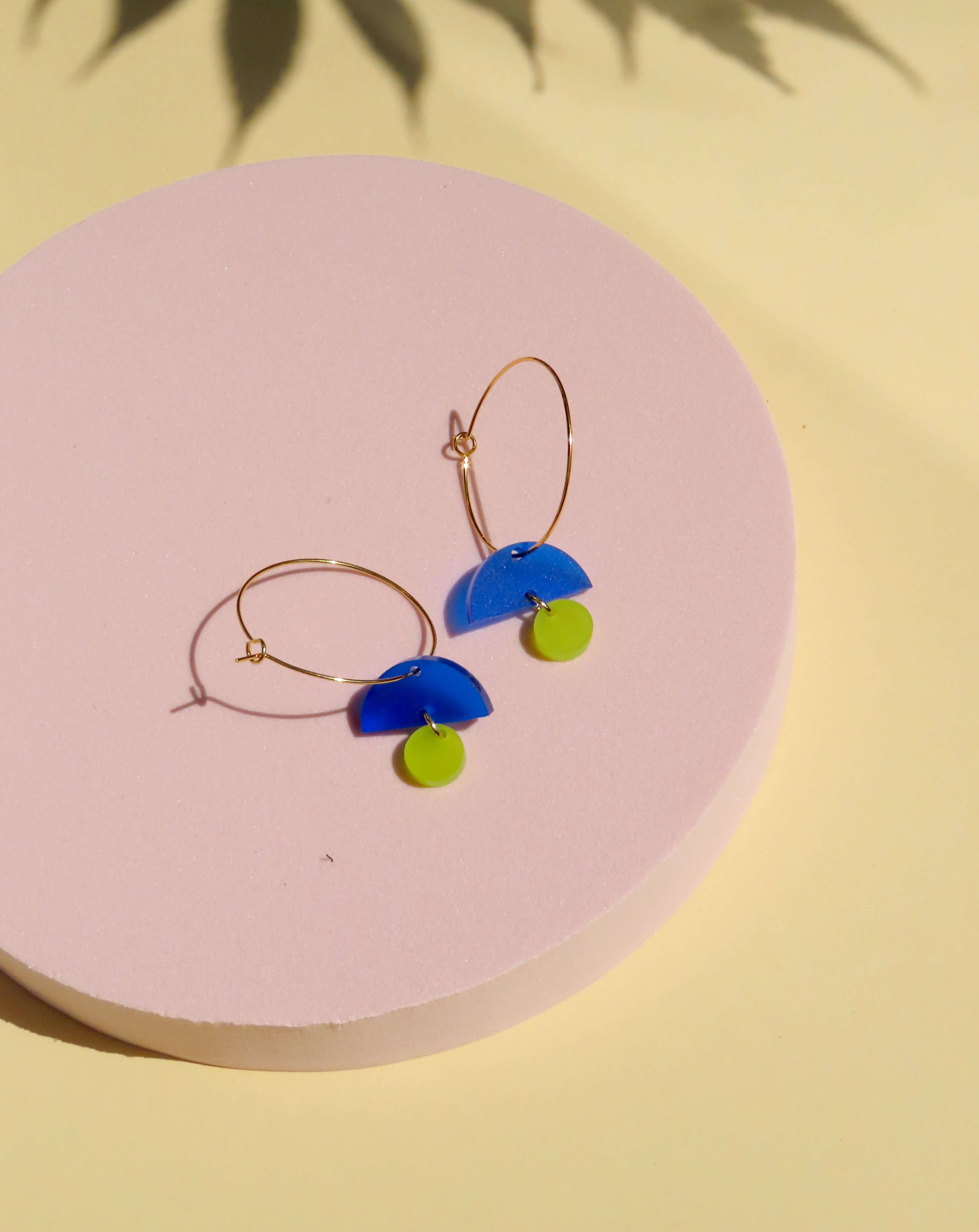 Hoops aus Edelstahl mit blau/limefarbenen geometrischen Formen