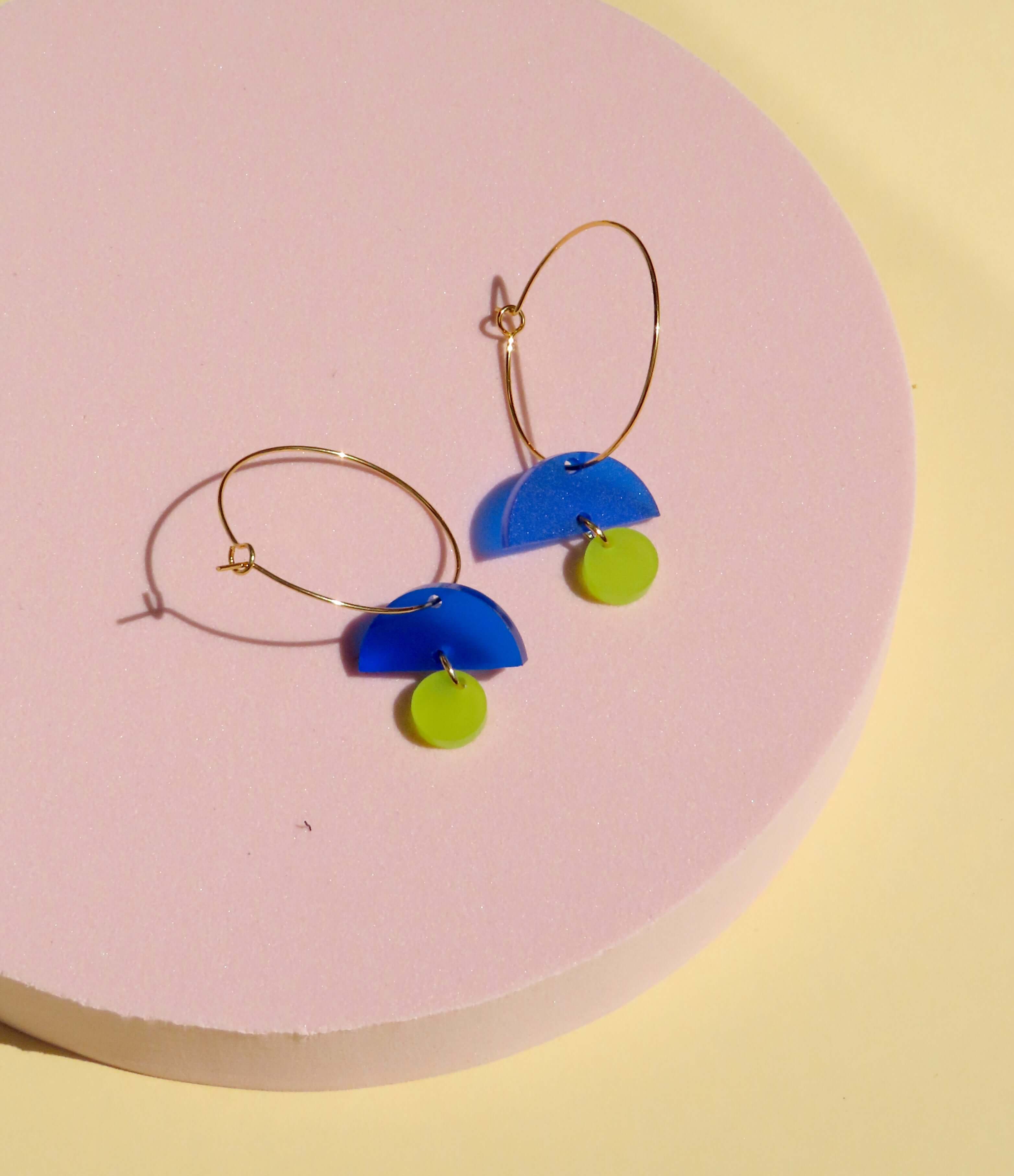 Hoops aus Edelstahl mit blau/limefarbenen geometrischen Formen