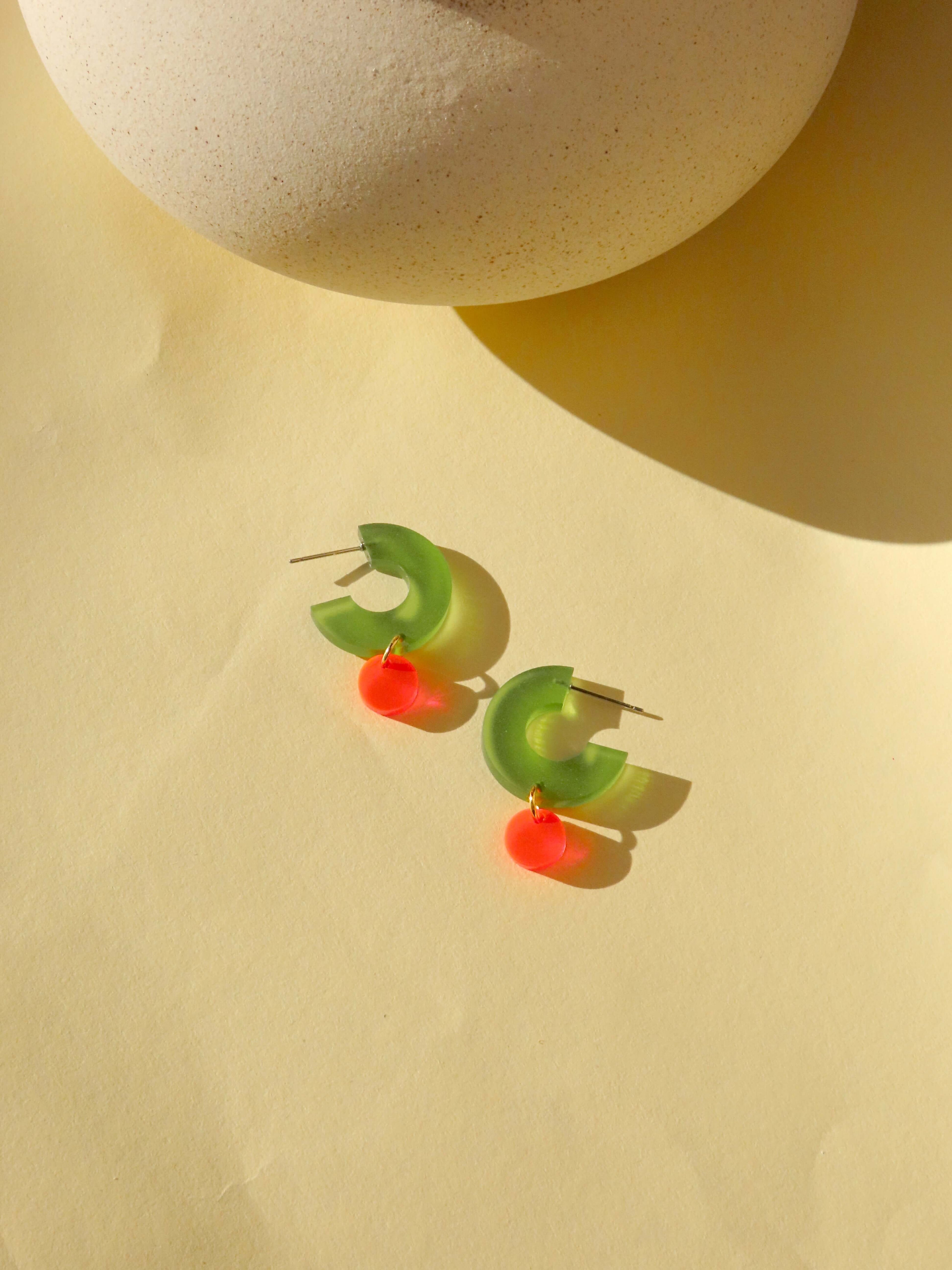 Creolen Silva aus Acryl und Edelstahl in olive und neon orange