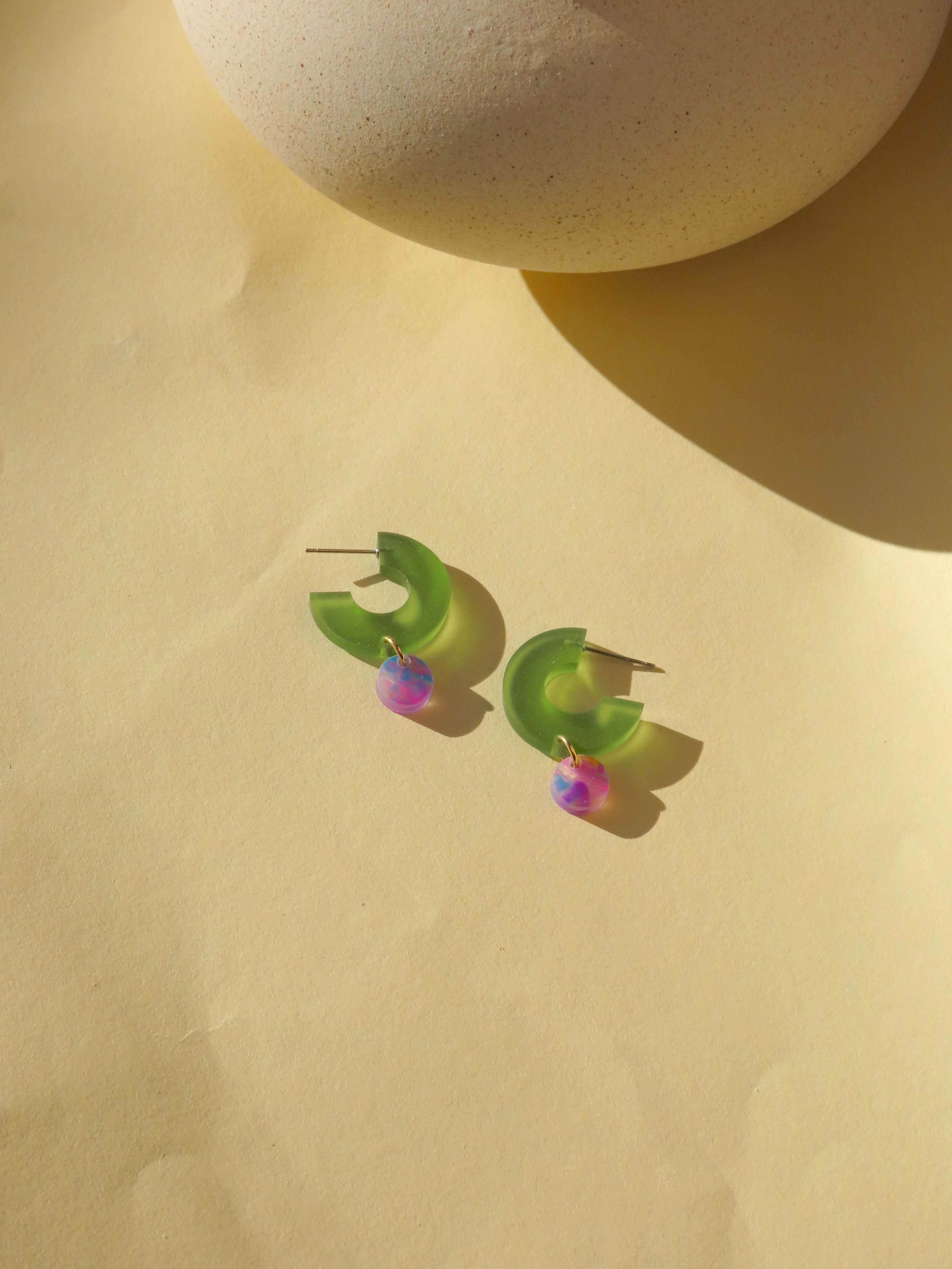 Creolen Silva aus Acryl und Edelstahl in olive und fantasy