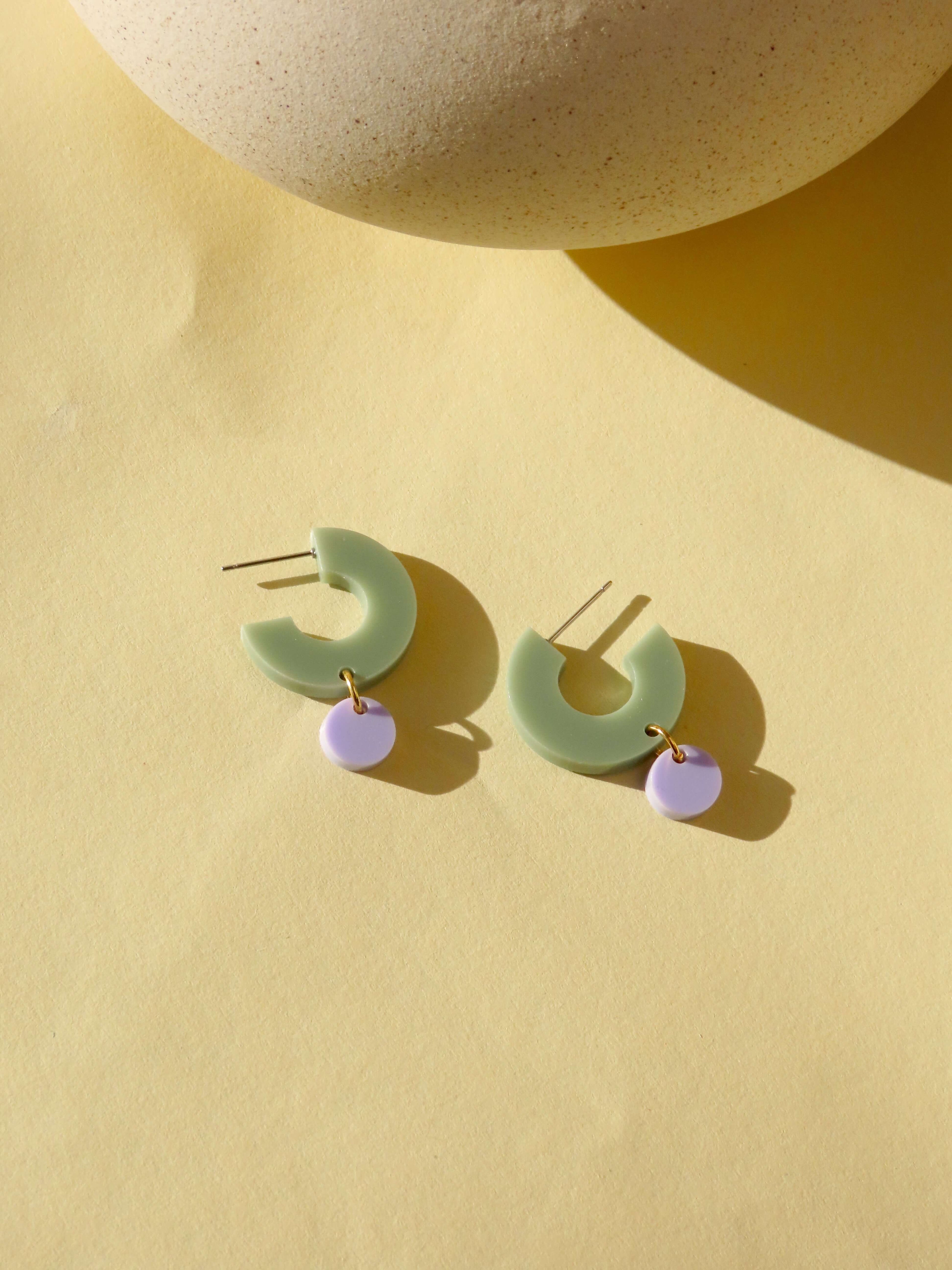 Creolen Silva aus Acryl und Edelstahl in khaki und flieder