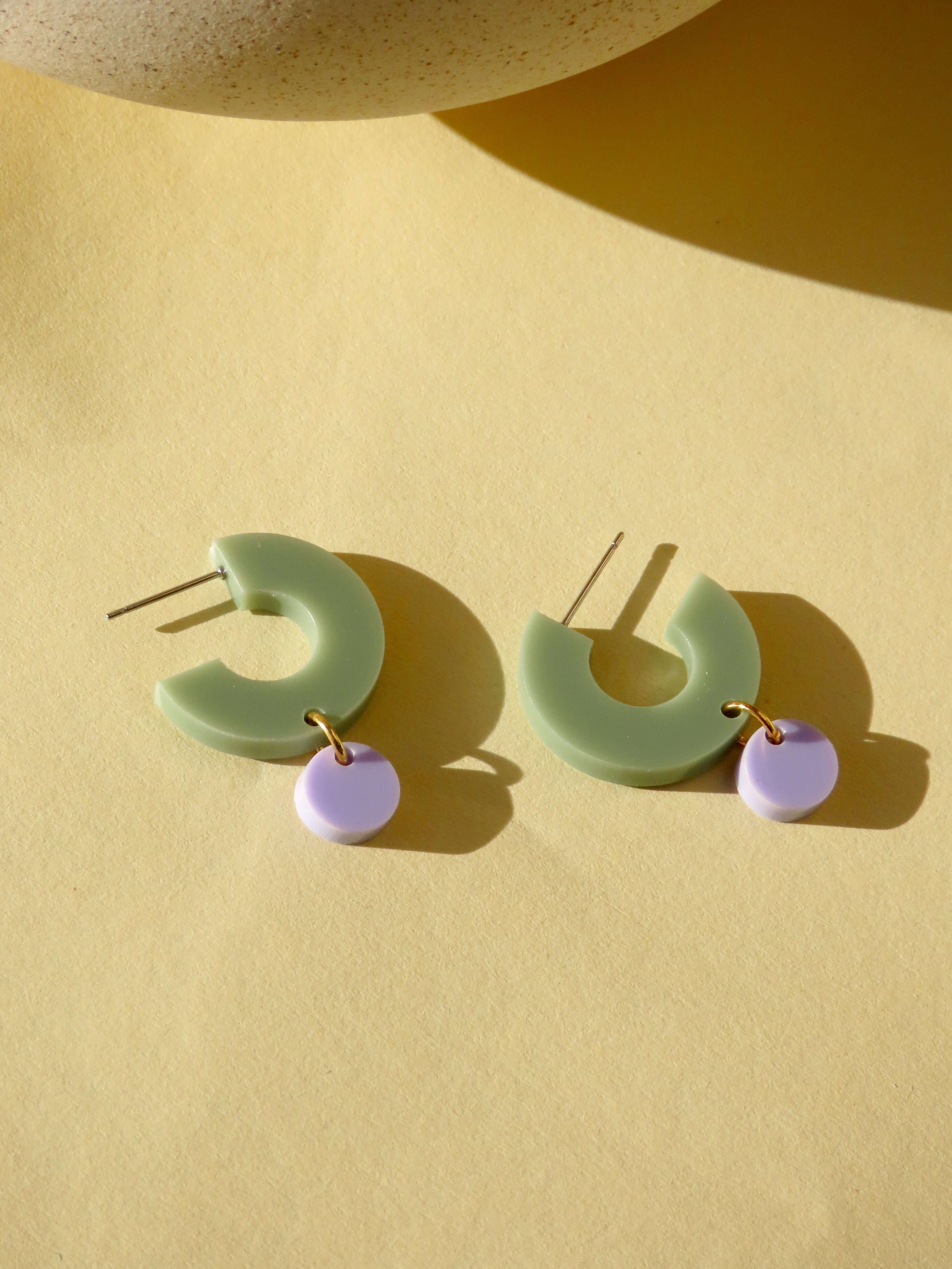 Creolen Silva aus Acryl und Edelstahl in khaki und flieder