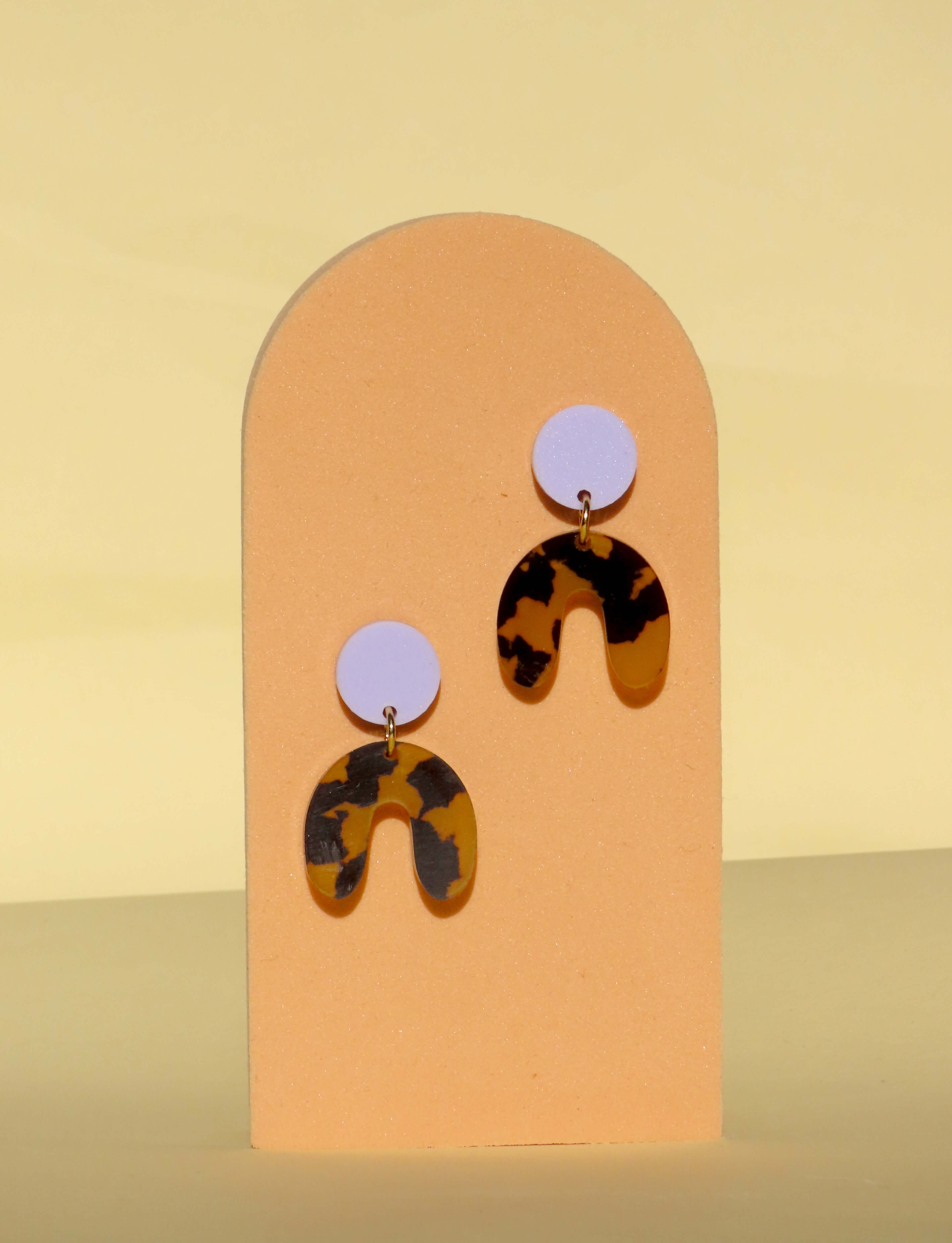 Leo Flieder Arch Bogen Ohrringe