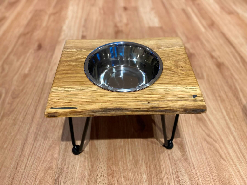 Futterstation aus Eichenholz Single mit Baumkante in Handarbeit