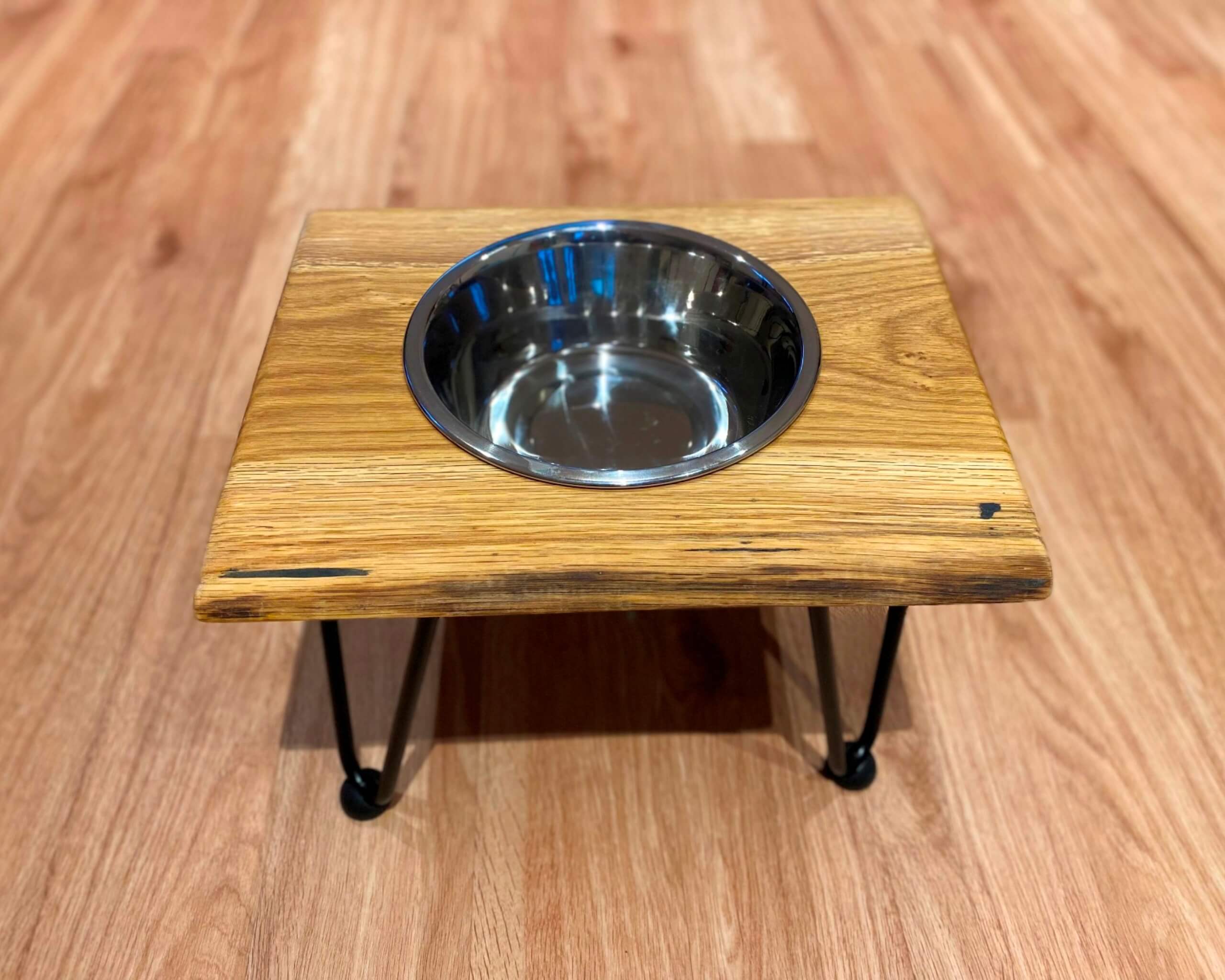 Futterstation aus Eichenholz Single mit Baumkante in Handarbeit