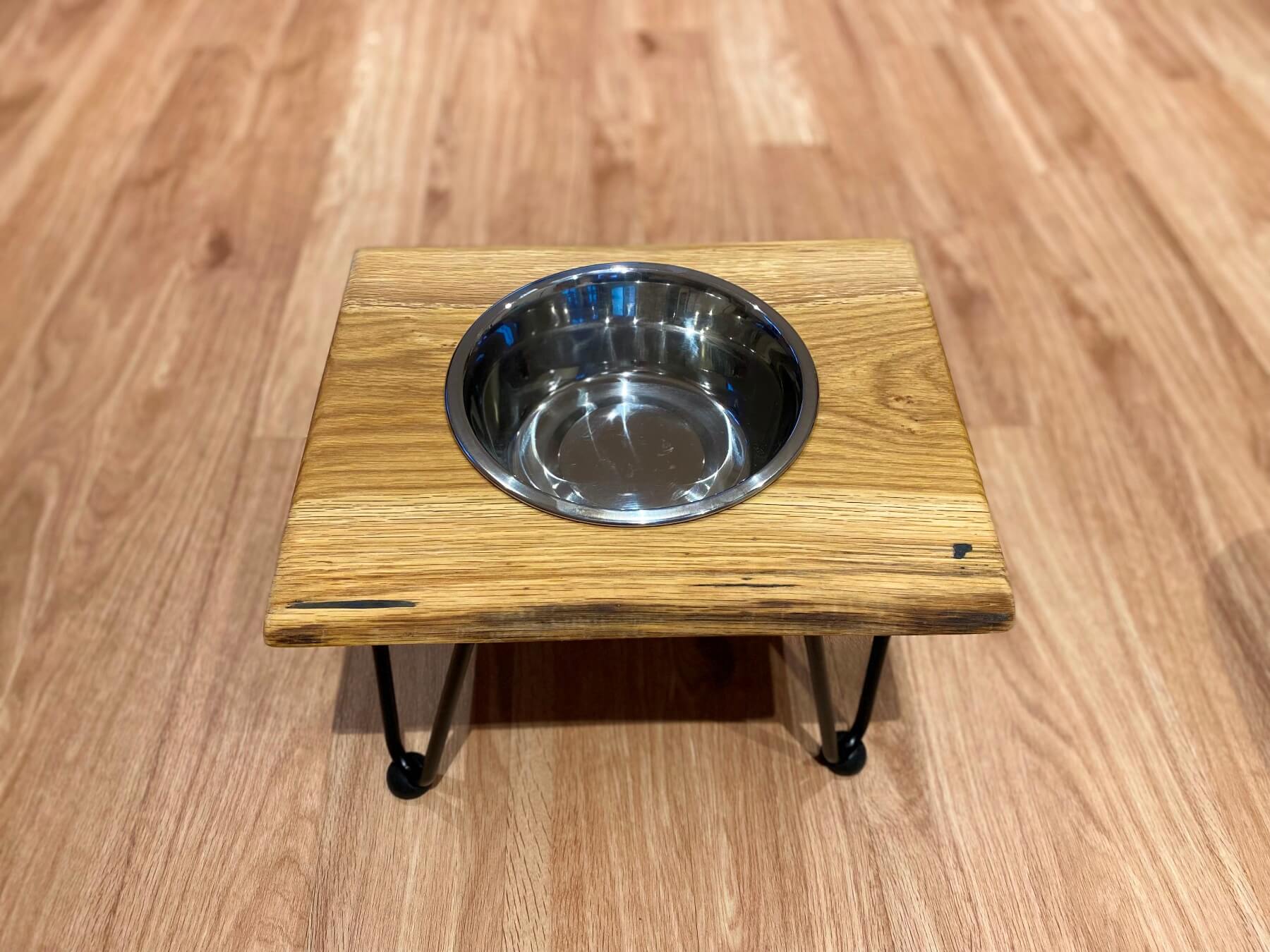 Futterstation aus Eichenholz Single mit Baumkante in Handarbeit