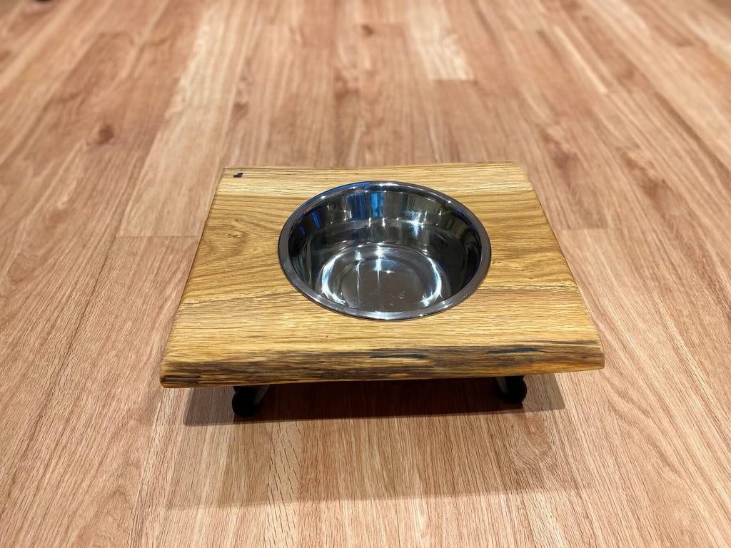 Futterstation aus Eichenholz Single mit Baumkante in Handarbeit