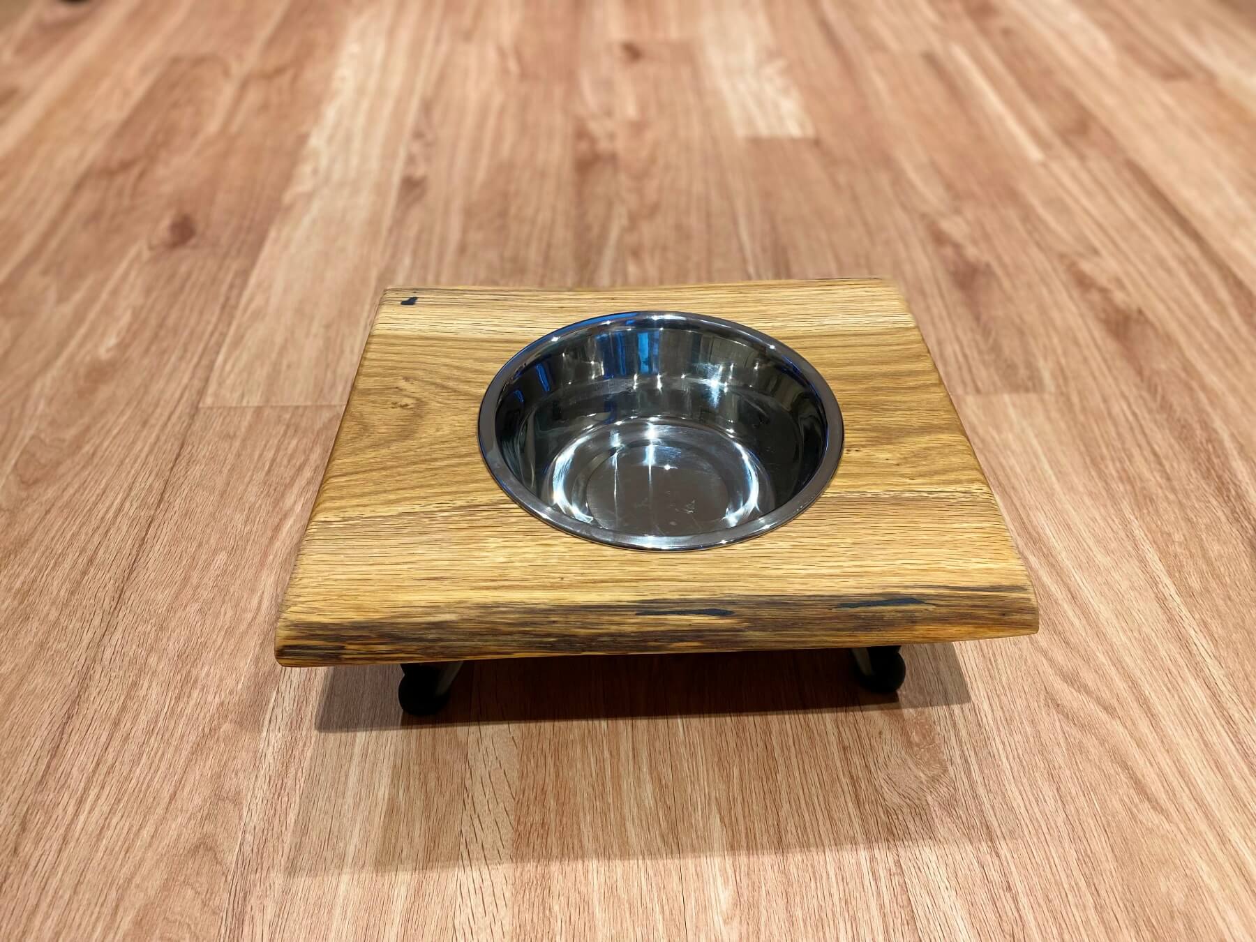 Futterstation aus Eichenholz Single mit Baumkante in Handarbeit