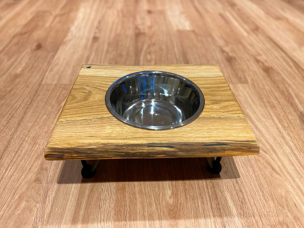 Futterstation aus Eichenholz Single mit Baumkante in Handarbeit