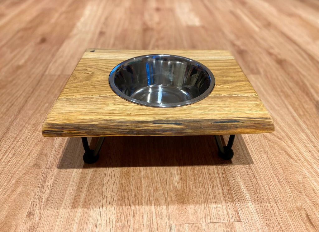 Futterstation aus Eichenholz Single mit Baumkante in Handarbeit