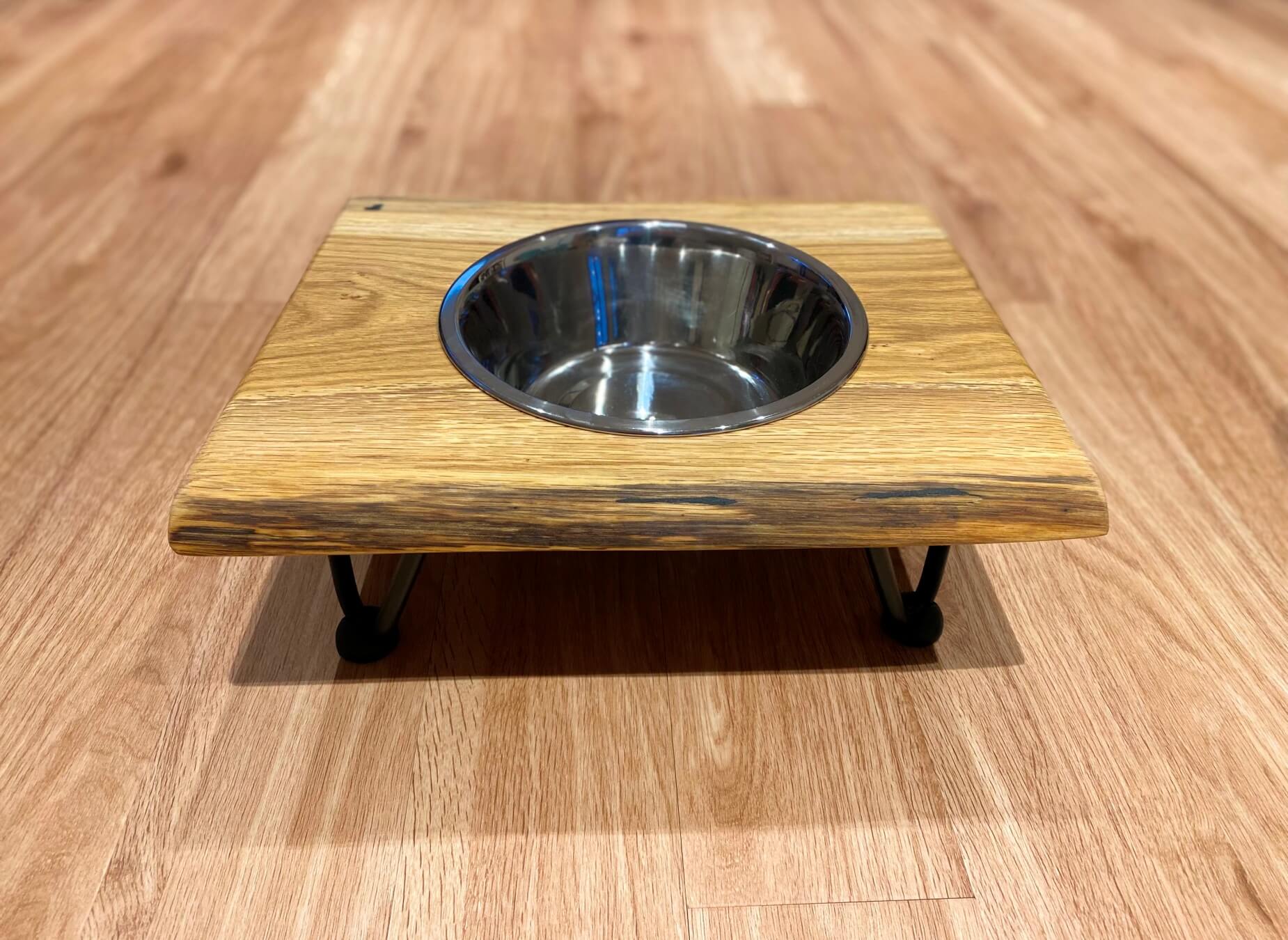 Futterstation aus Eichenholz Single mit Baumkante in Handarbeit