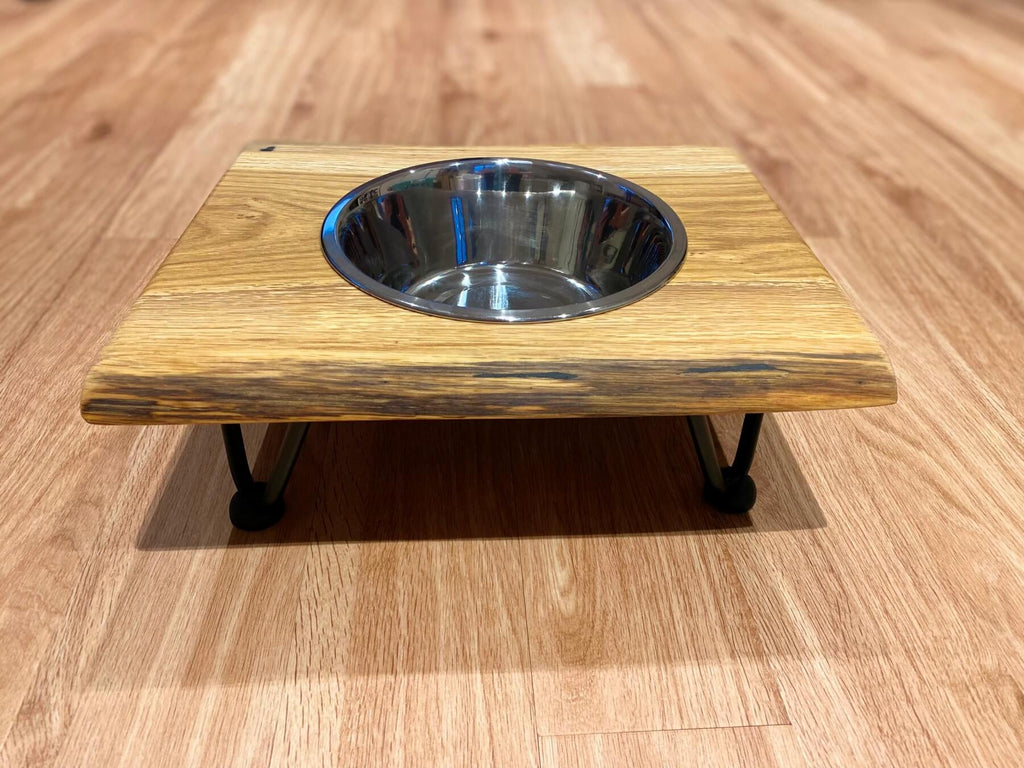 Futterstation aus Eichenholz Single mit Baumkante in Handarbeit