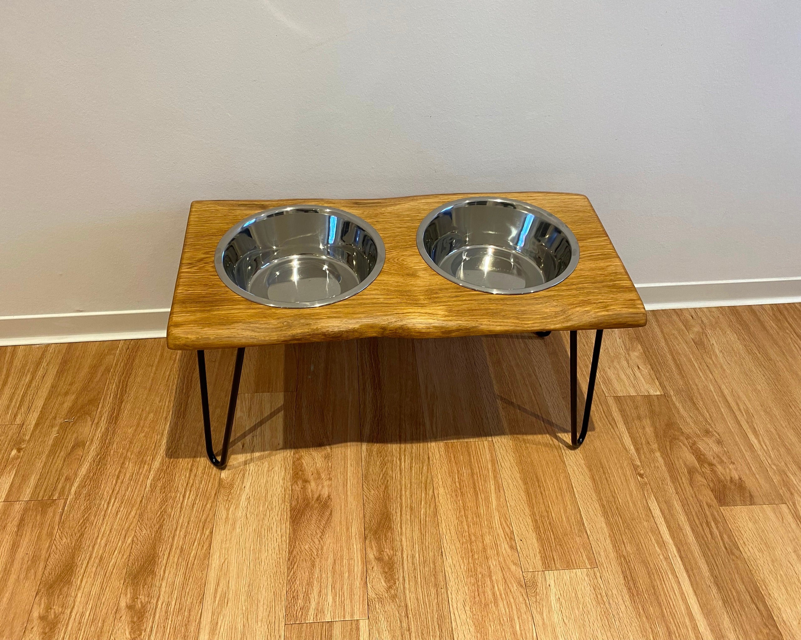 Futterstation aus Eichenholz Double mit Baumkante in Handarbeit