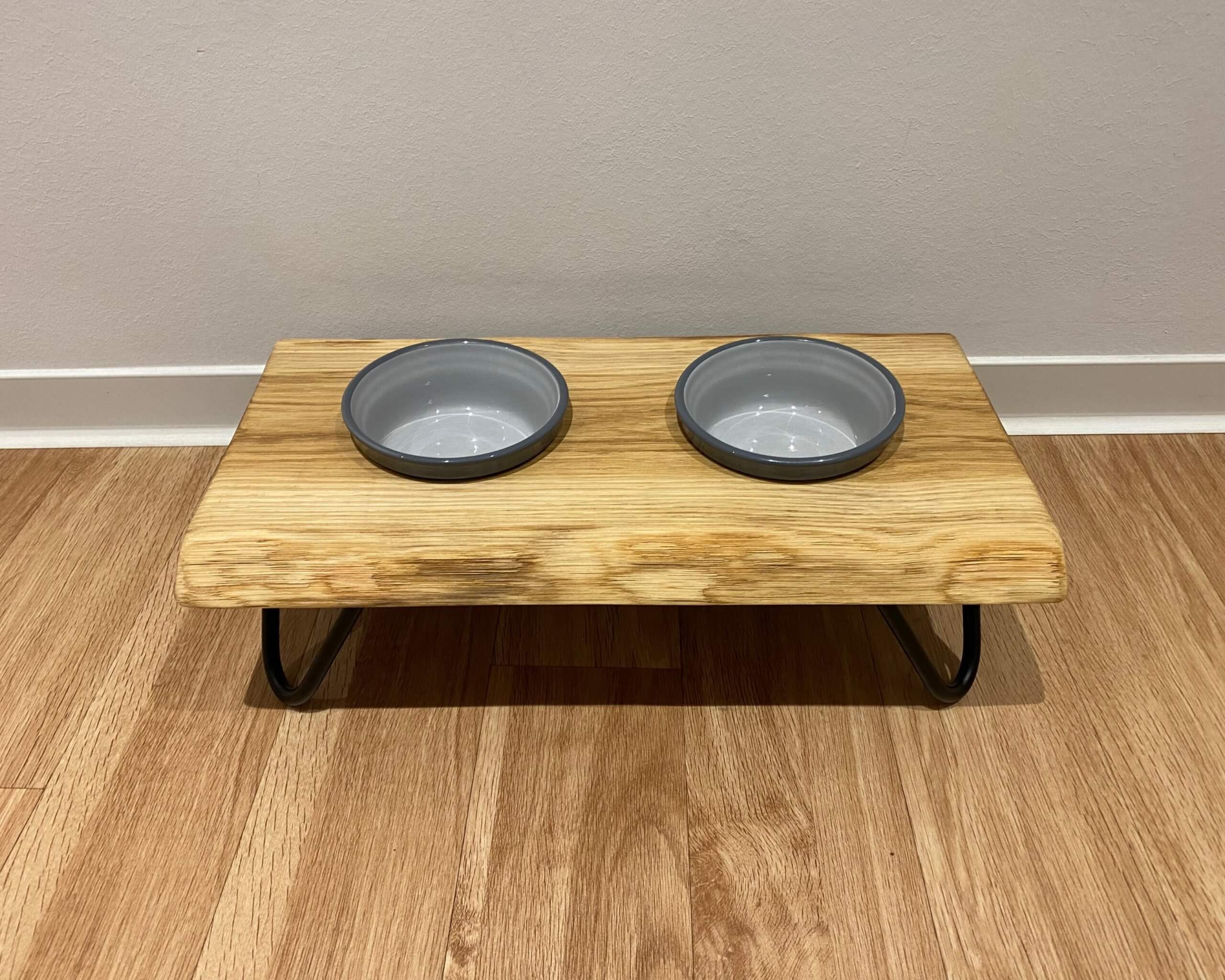 Futterstation mit Keramik Näpfen aus Eichenholz Double mit Baumkante in Handarbeit