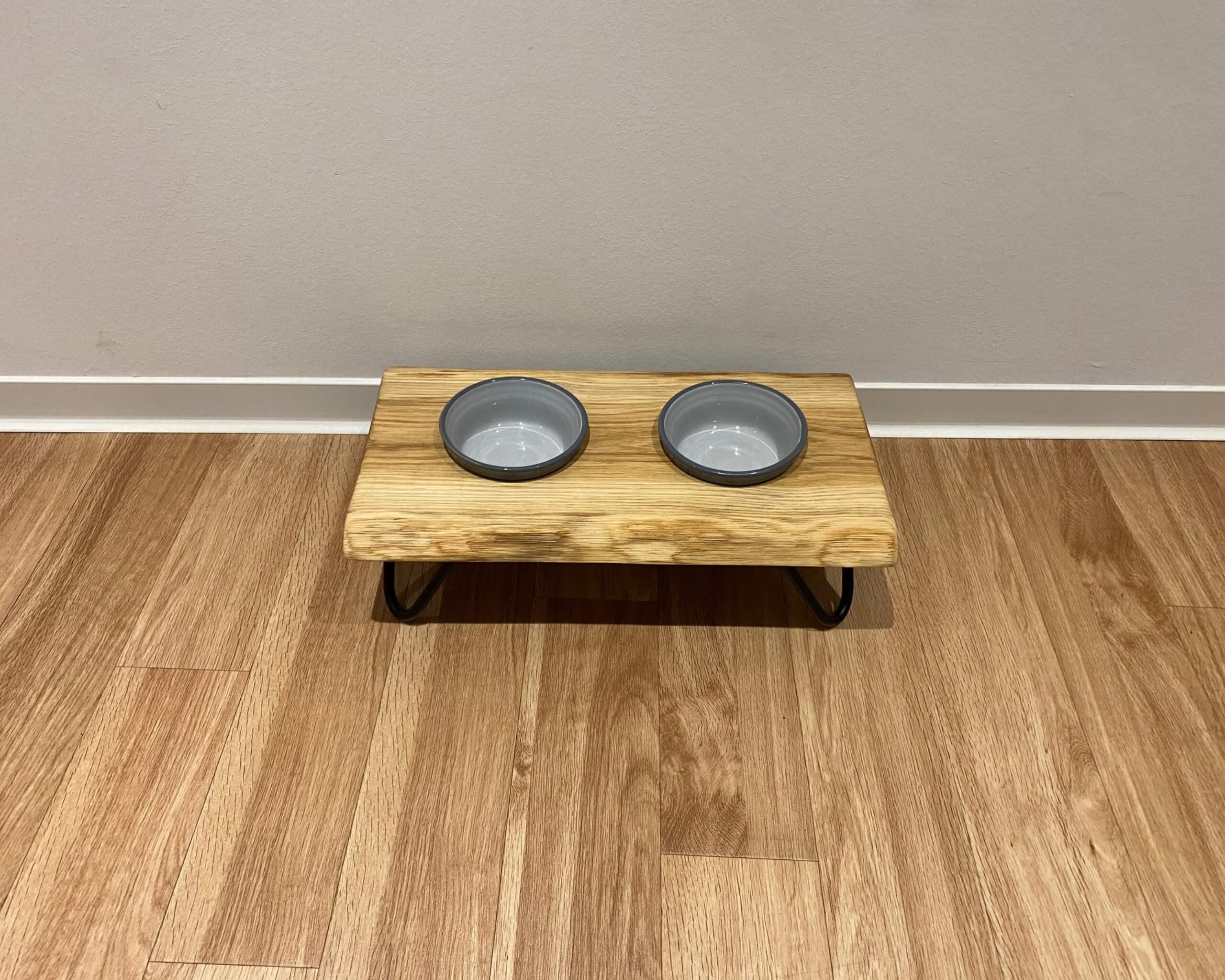 Futterstation mit Keramik Näpfen aus Eichenholz Double mit Baumkante in Handarbeit