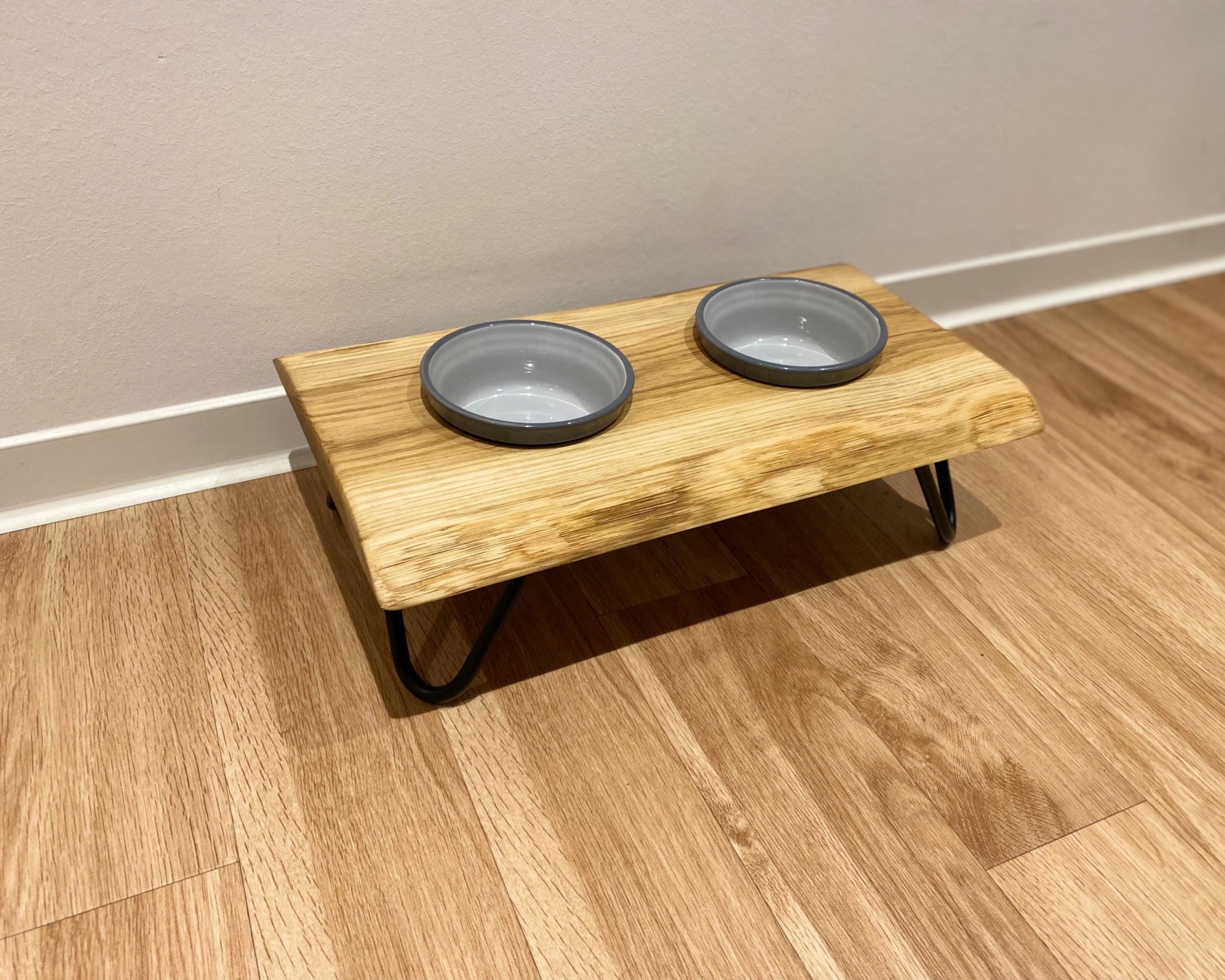 Futterstation mit Keramik Näpfen aus Eichenholz Double mit Baumkante in Handarbeit