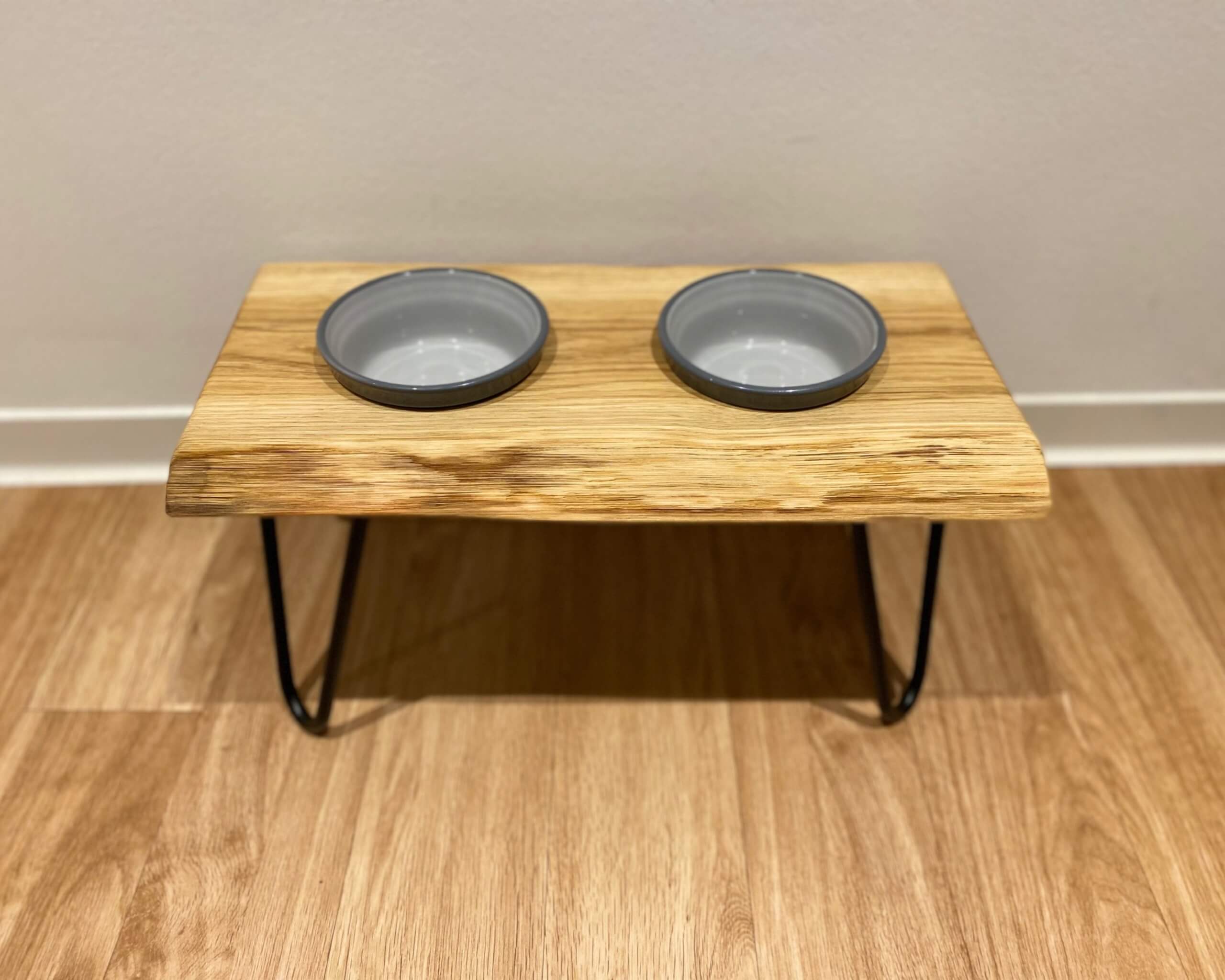 Futterstation mit Keramik Näpfen aus Eichenholz Double mit Baumkante in Handarbeit