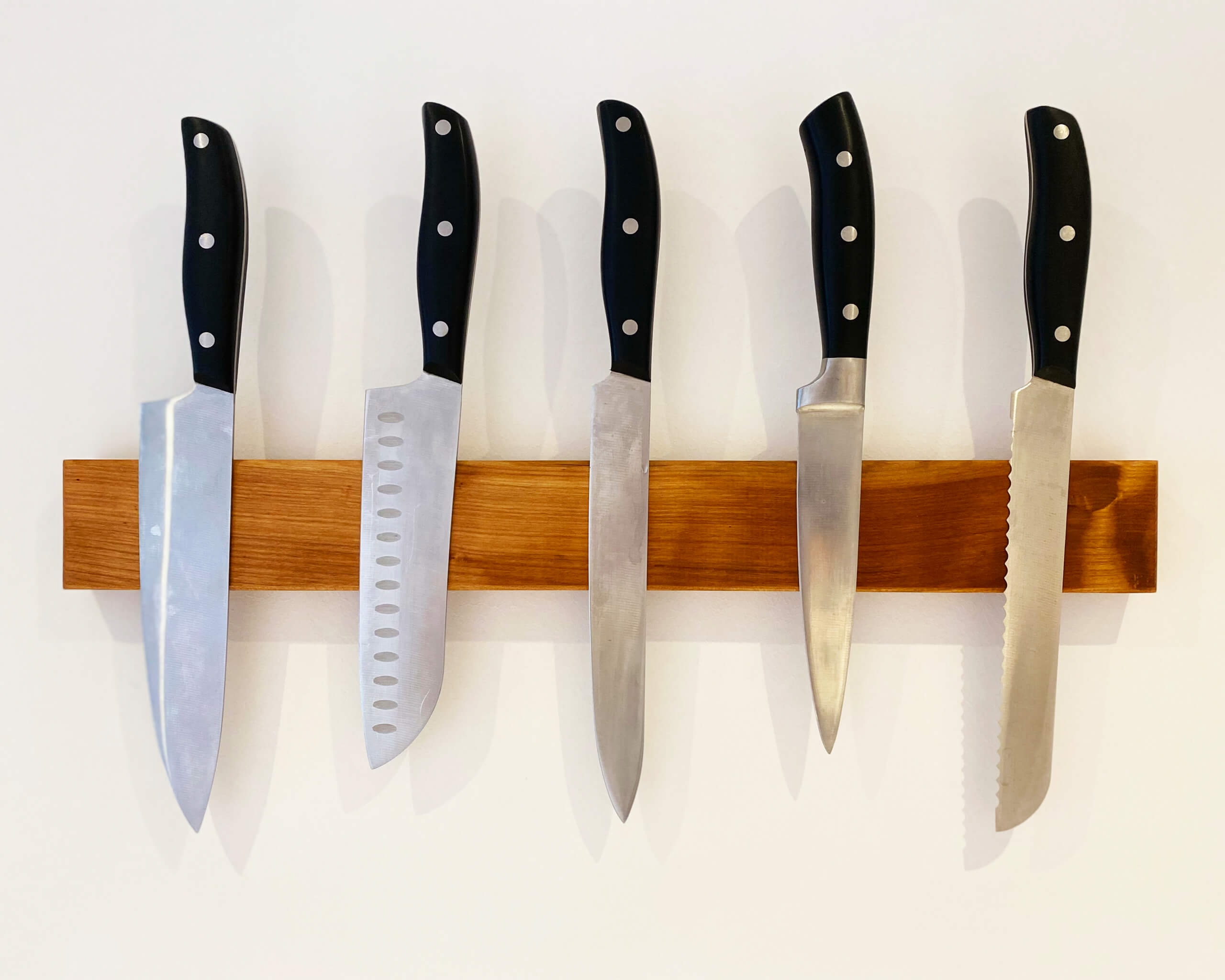 Magnetische Messerleiste aus Kirschholz in Handarbeit