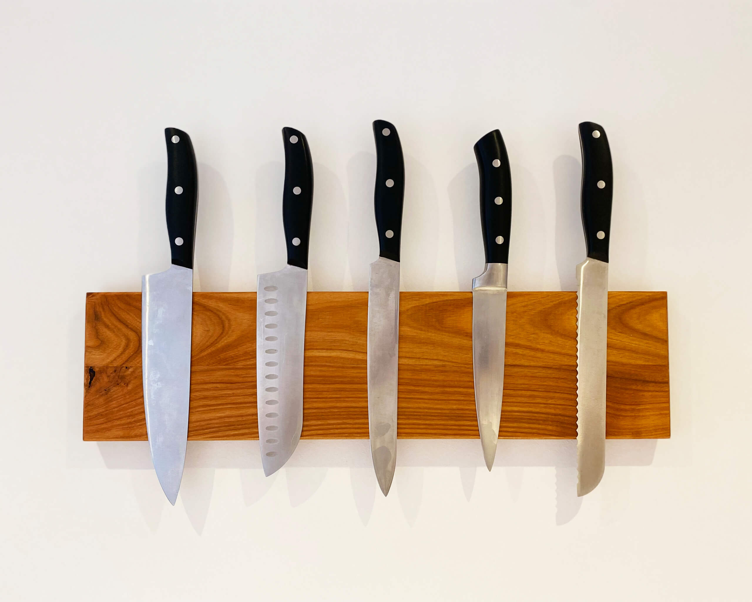 Magnetische Messerleiste aus Kirschholz in Handarbeit