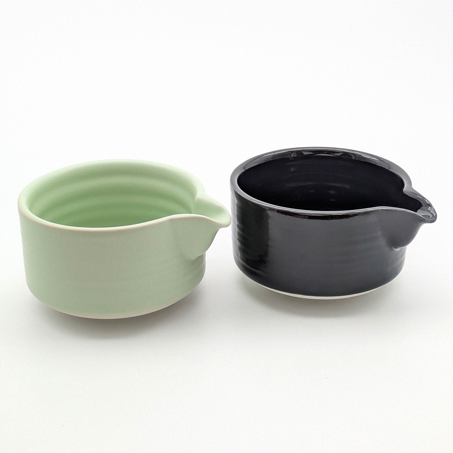 Tiefe Matcha-Schale mit Ausguss