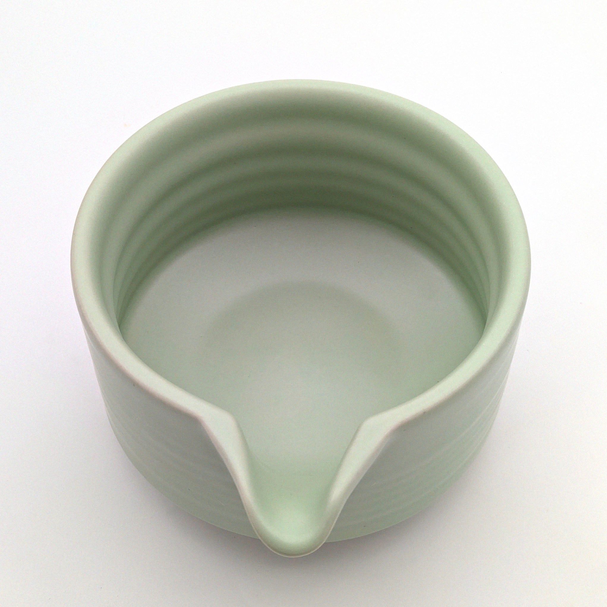 Tiefe Matcha-Schale mit Ausguss