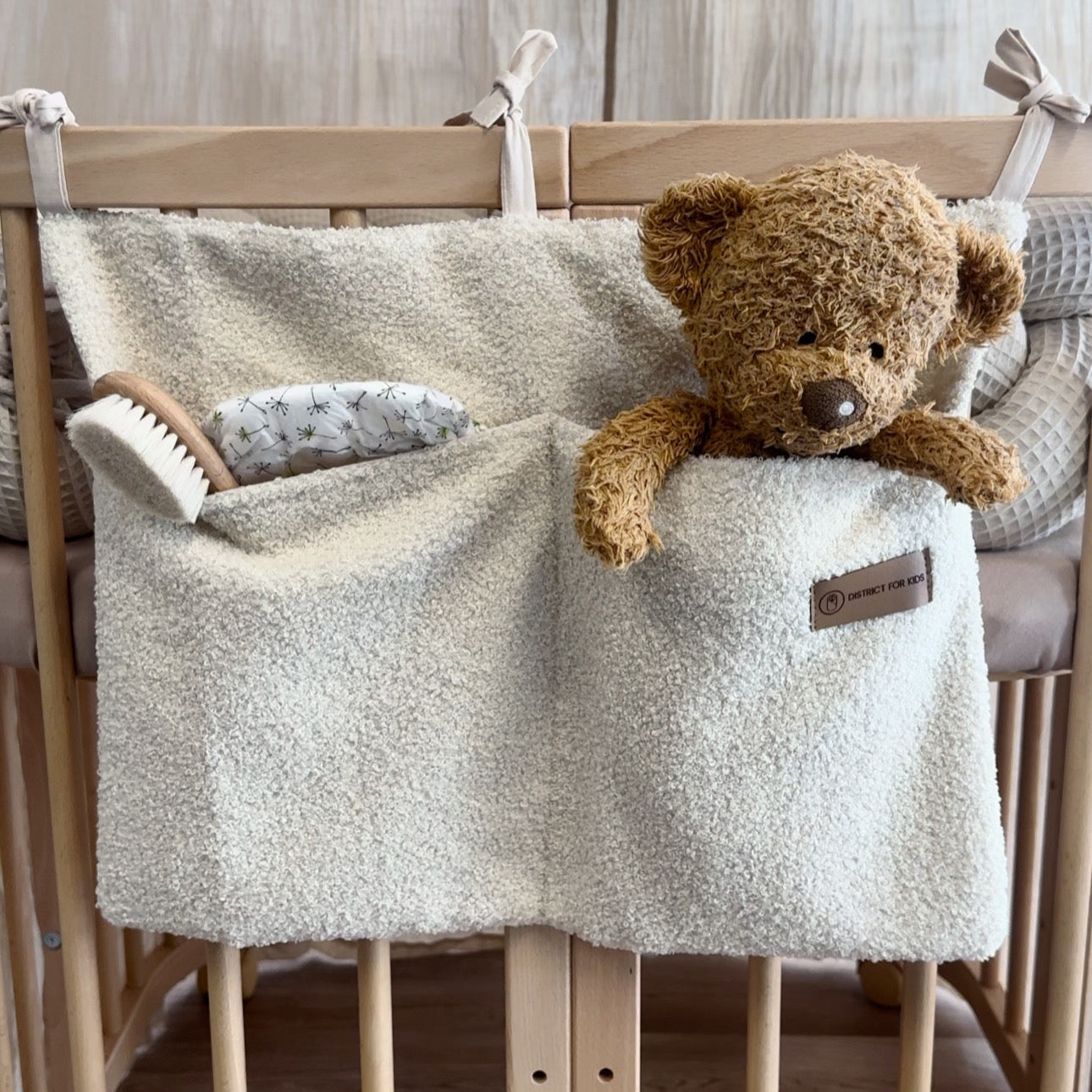 Babybett Organizer Teddystoff Boucle - Aufbewahrung fürs Babyzimmer
