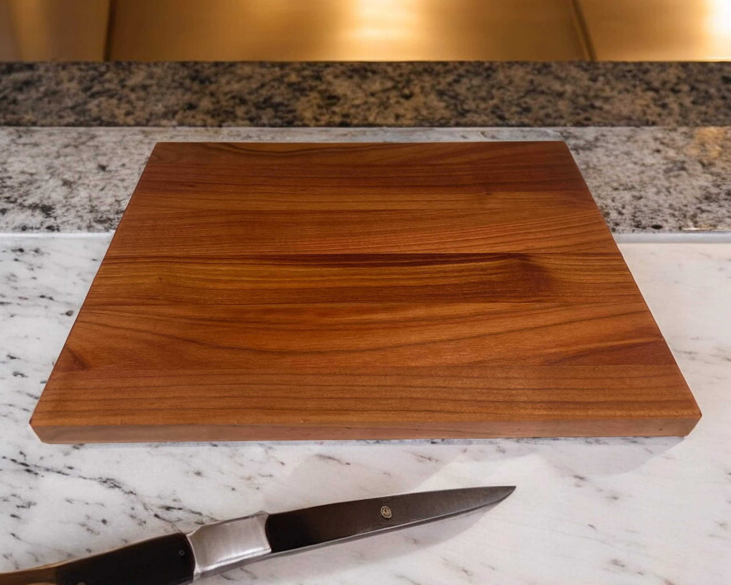Schneidebrett aus massivem Kirschholz in Handarbeit