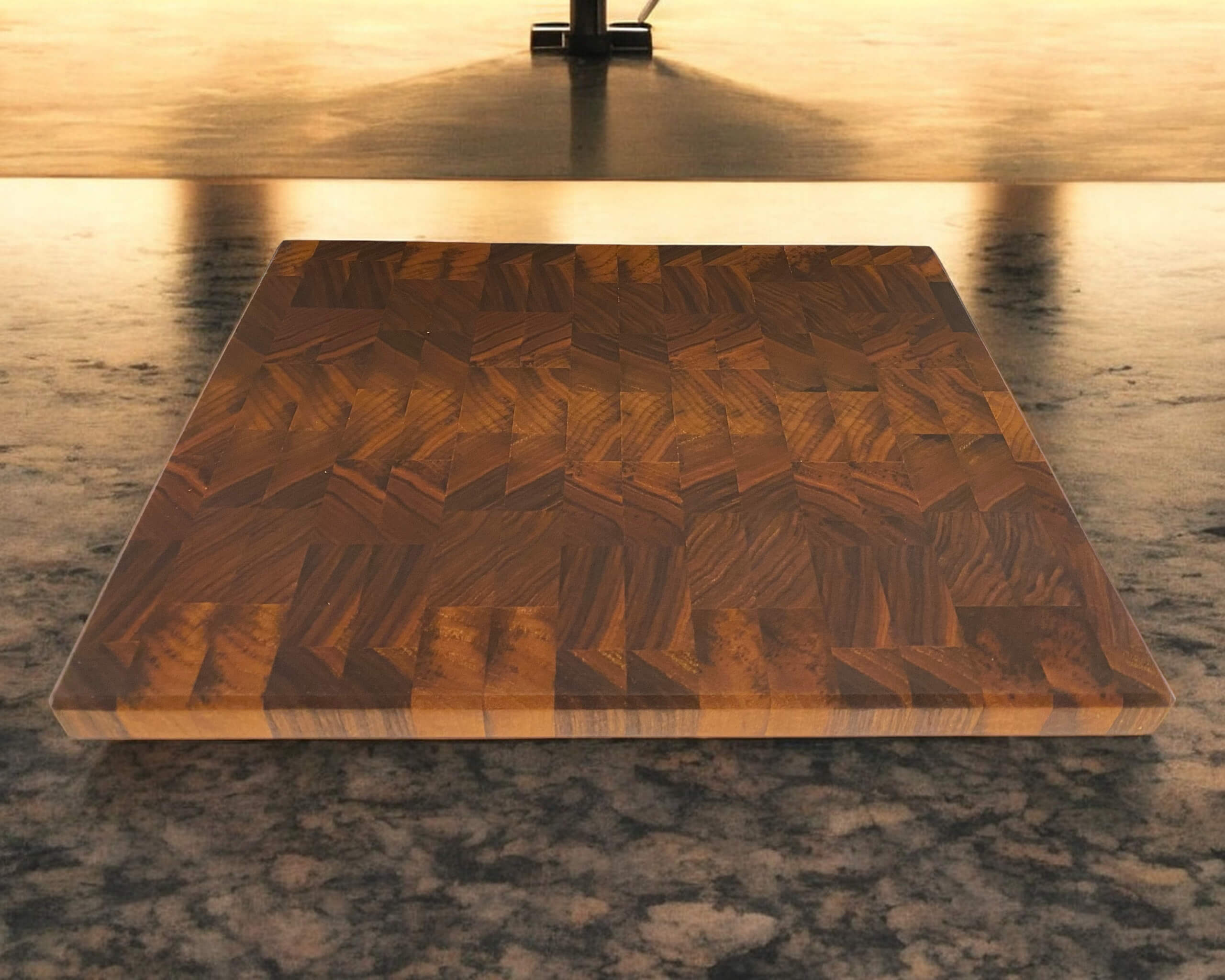 Nussbaum Stirnholz Schneidebrett Schweizer Kante in Handarbeit