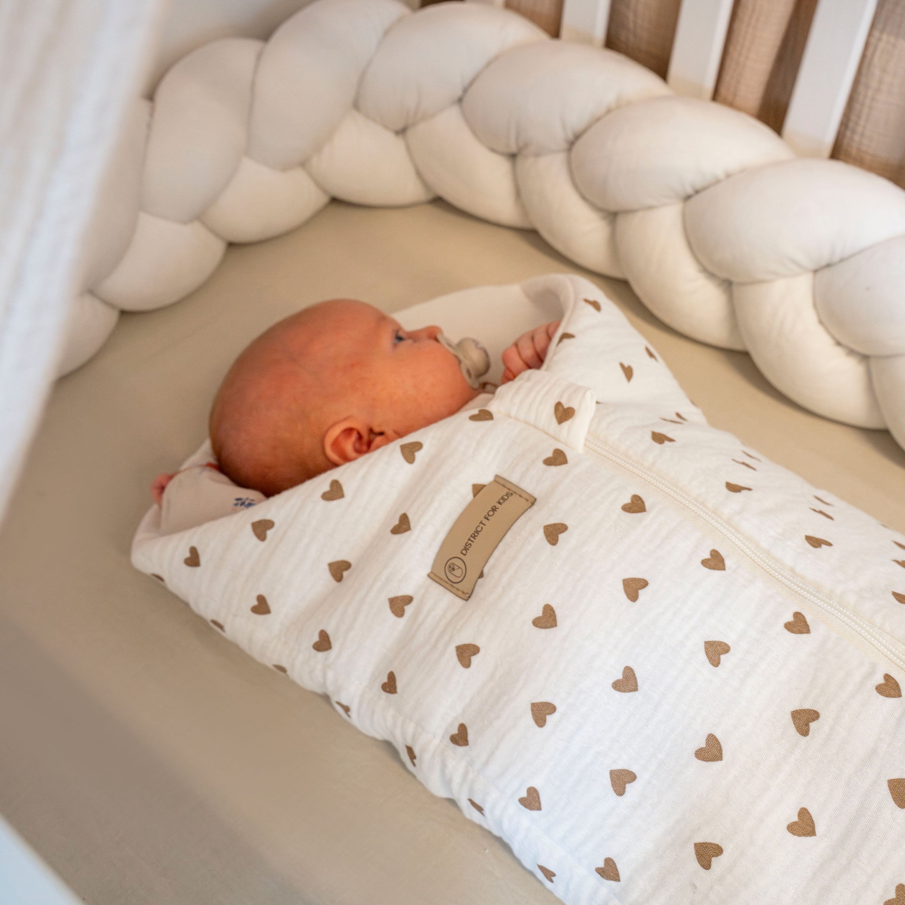 Pucksack Musselin Brown Heart mitwachsend – Ganzjahres Babyschlafsack