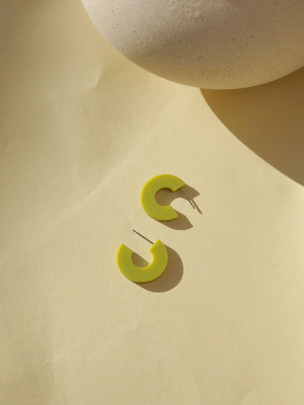 Creolen Simmi aus Acryl und Edelstahl in avocado