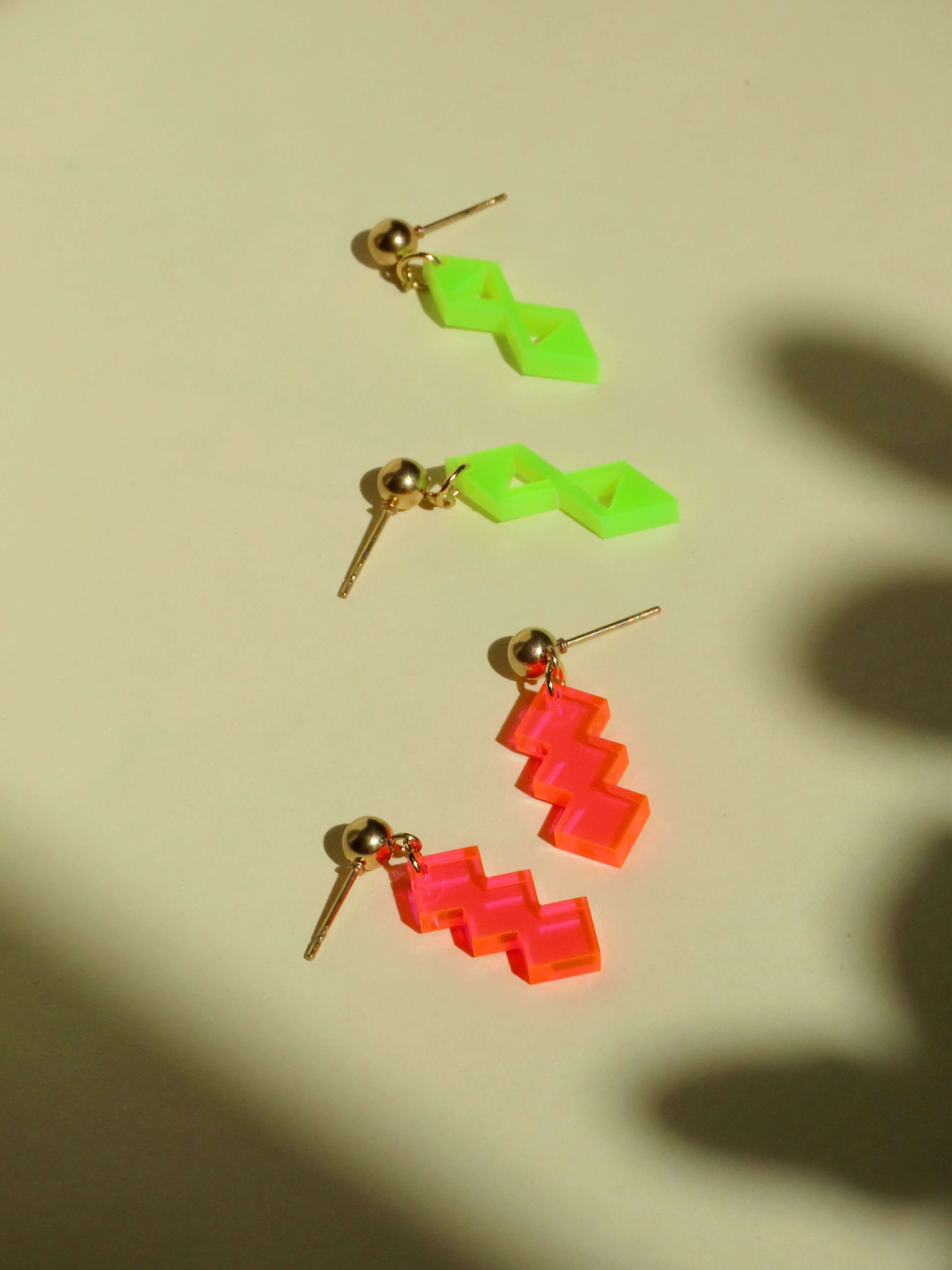 Geometrische Neon Acryl Ohrstecker – Einzigartige Doppelraute in Gelb-Grün