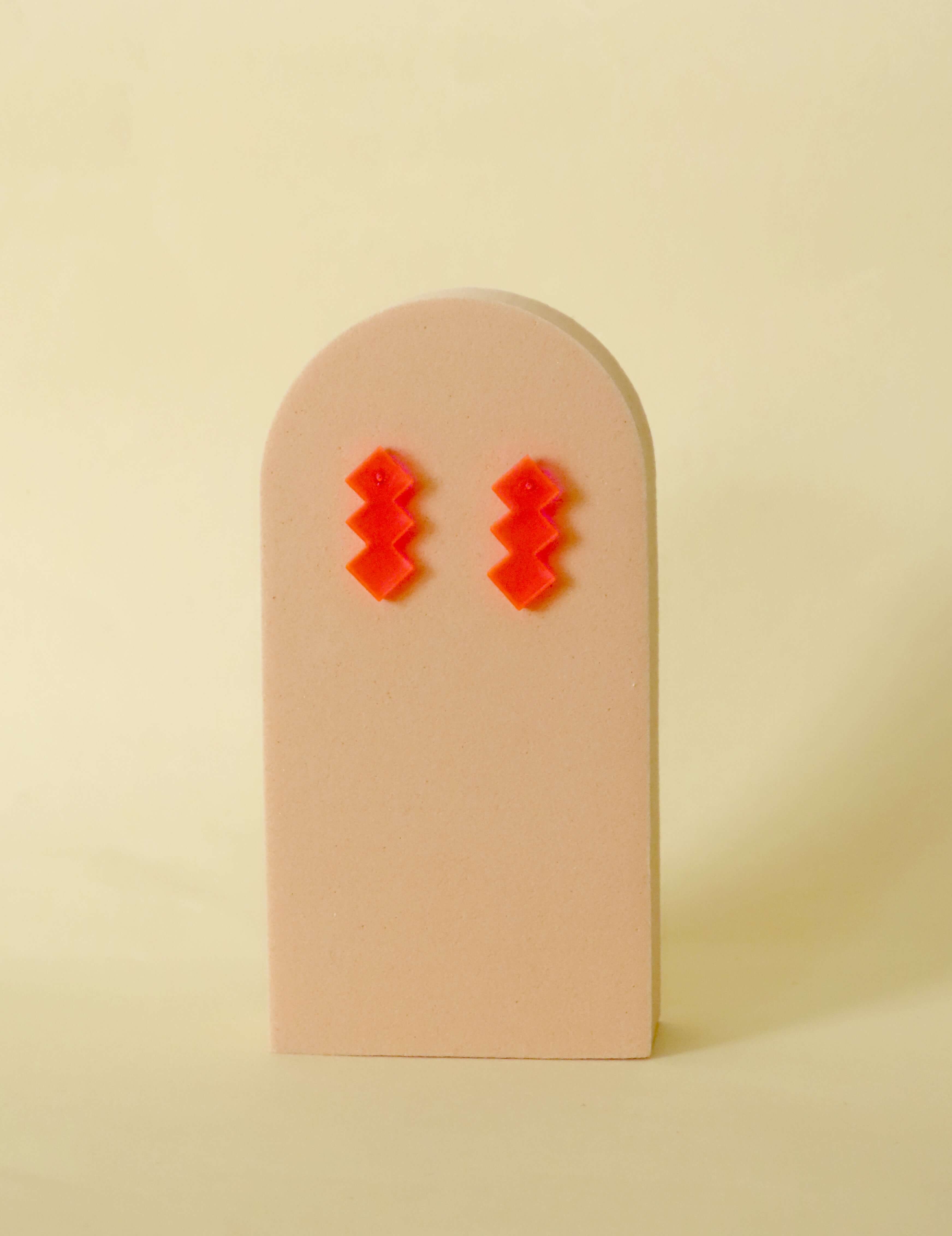 Geometric Glow: Neon-Pinke Acryl Ohrstecker