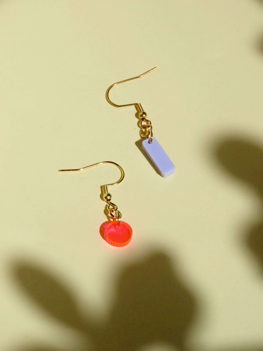 Dots und Stick Hänger Ohrringe in neon pink und flieder