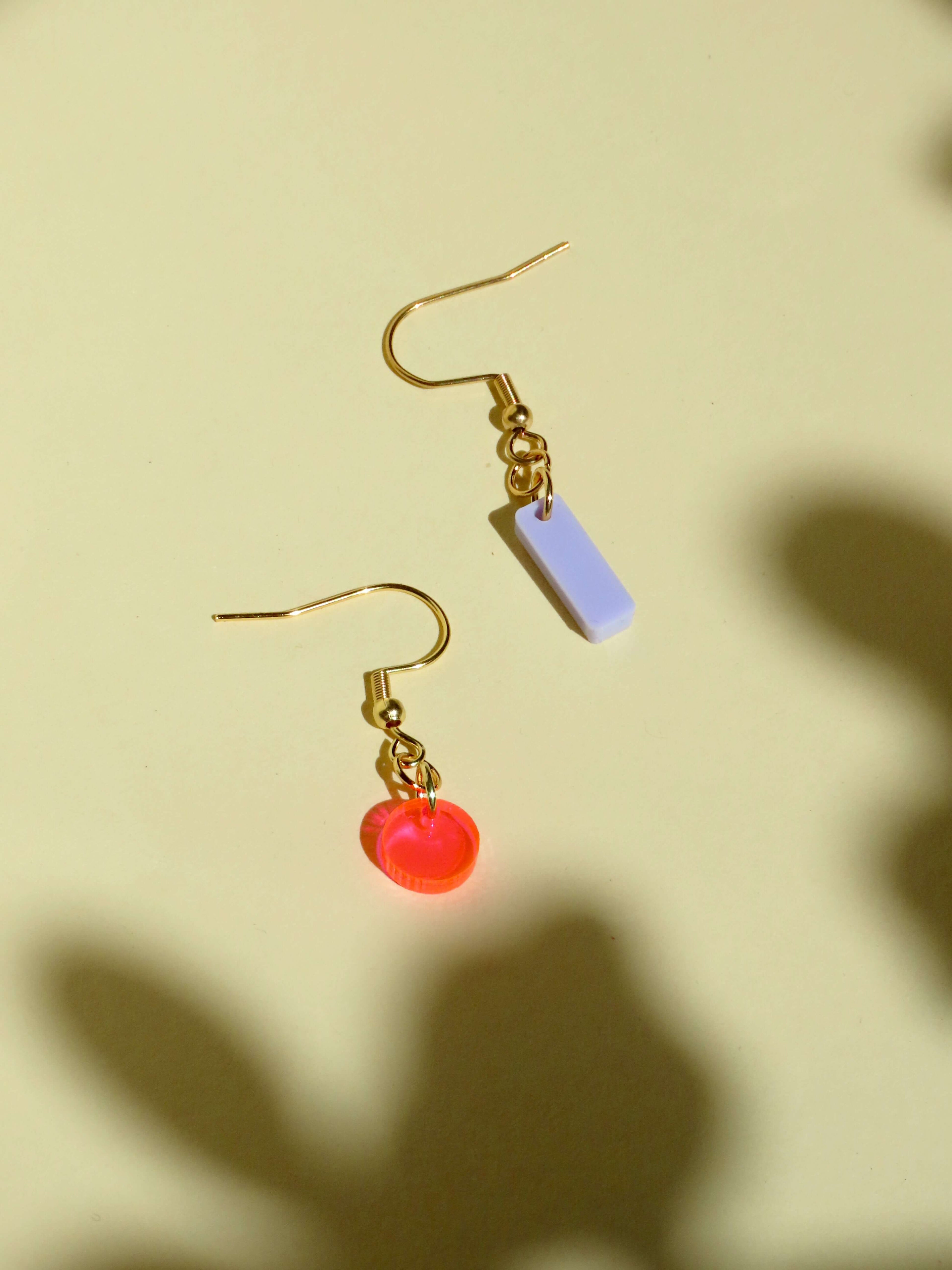 Dots und Stick Hänger Ohrringe in neon pink und flieder