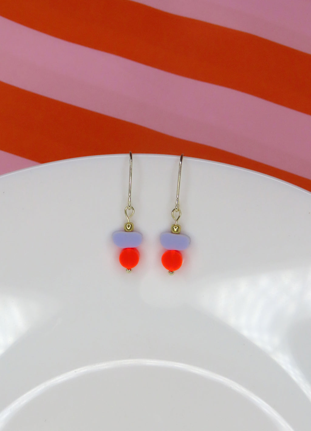 Color Treats Ohrringe neon flieder mit gold filled Elementen