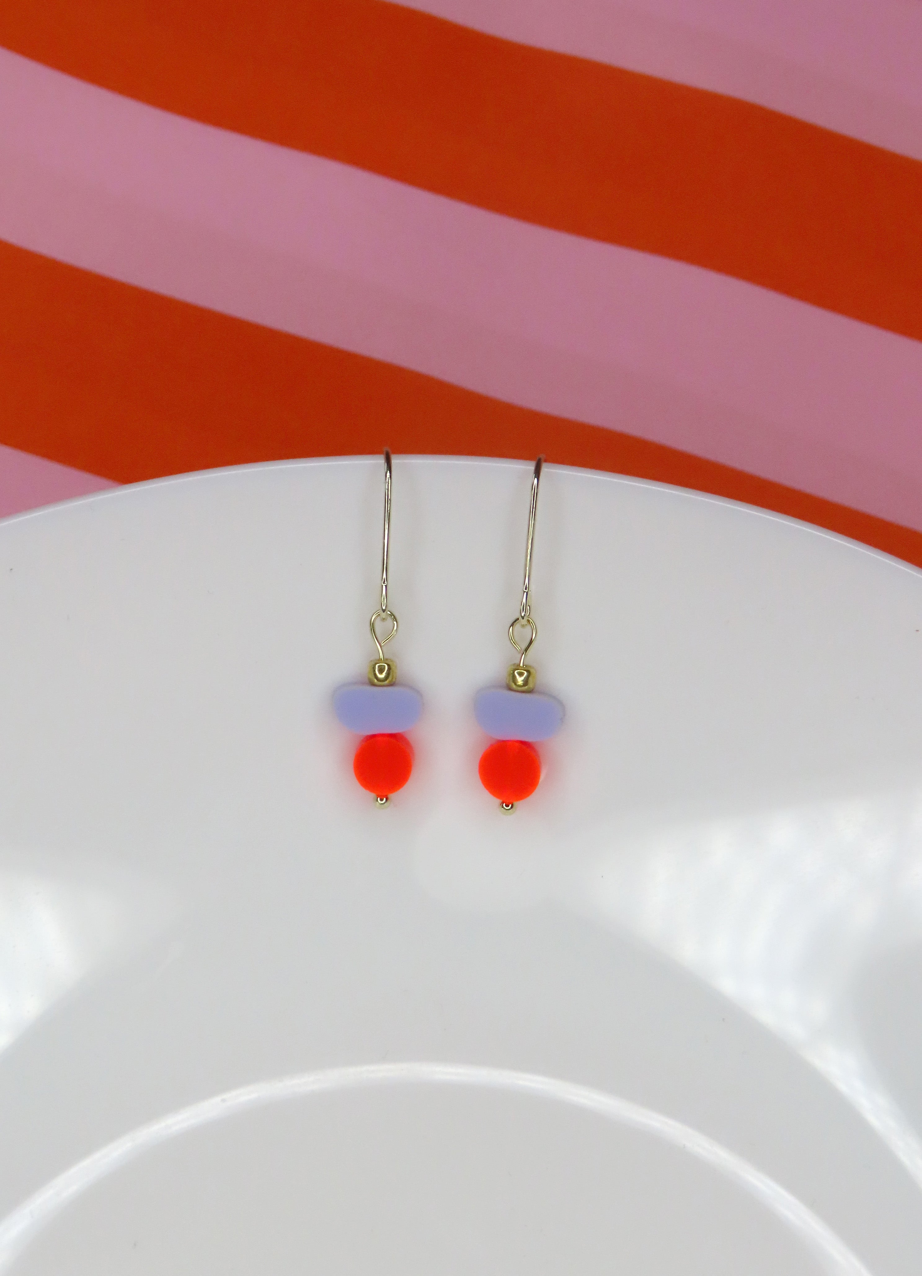 Color Treats Ohrringe neon flieder mit gold filled Elementen