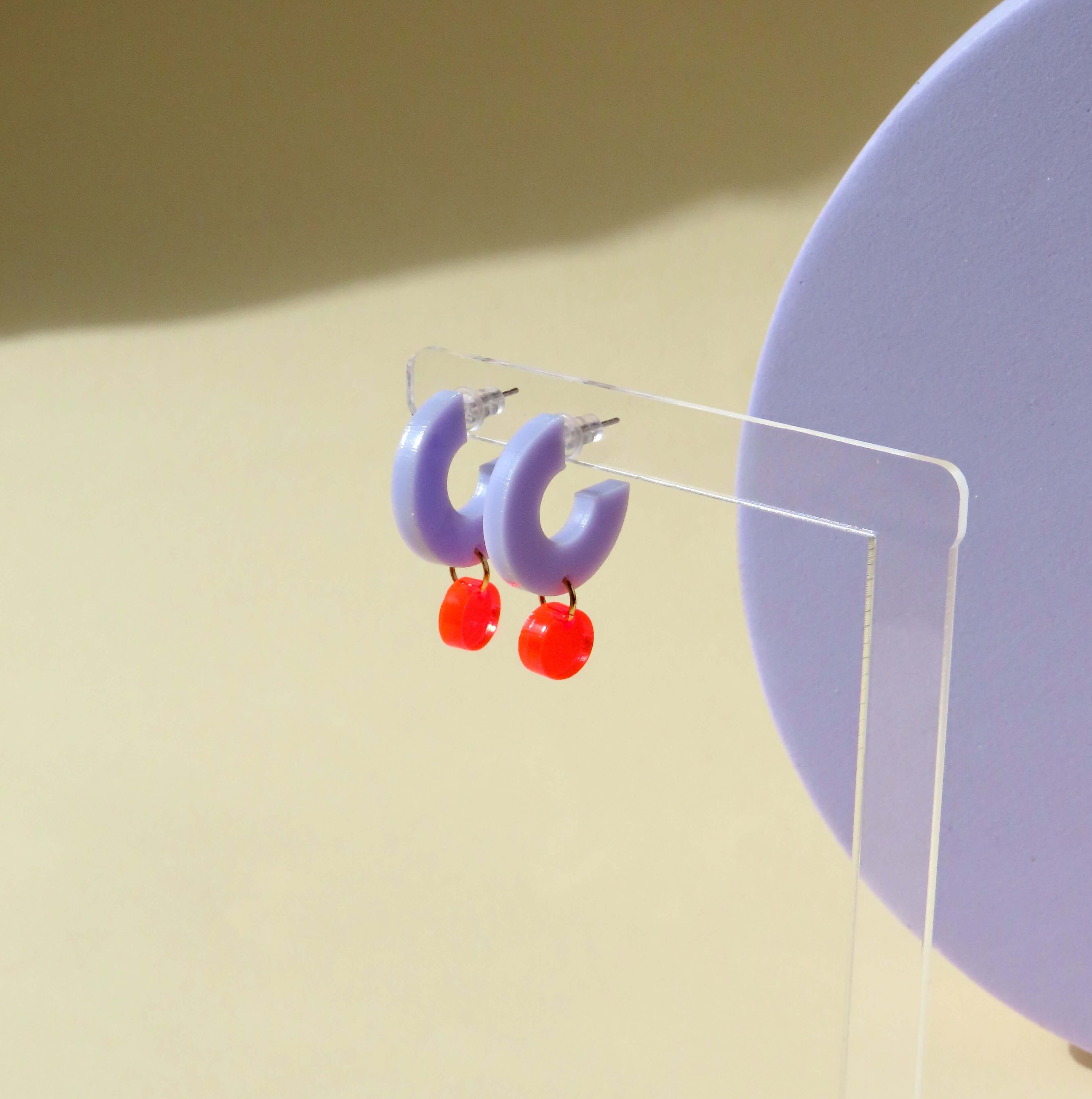 Creolen Silva aus Acryl und Edelstahl in flieder und neonorange